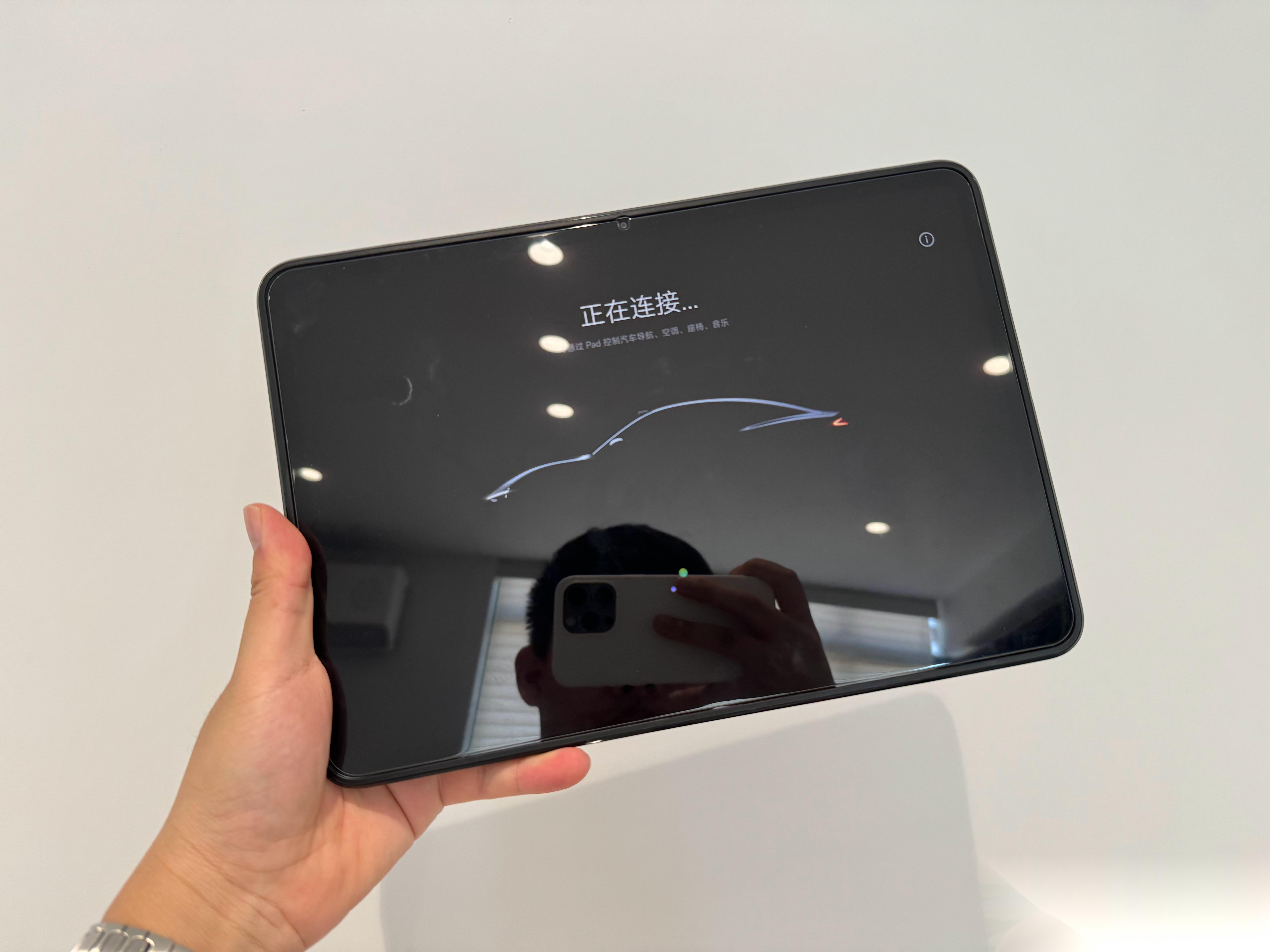 的后排娱乐屏组装完毕,价值4499元的小米pad 6s pro 16gb 1tb_汽车