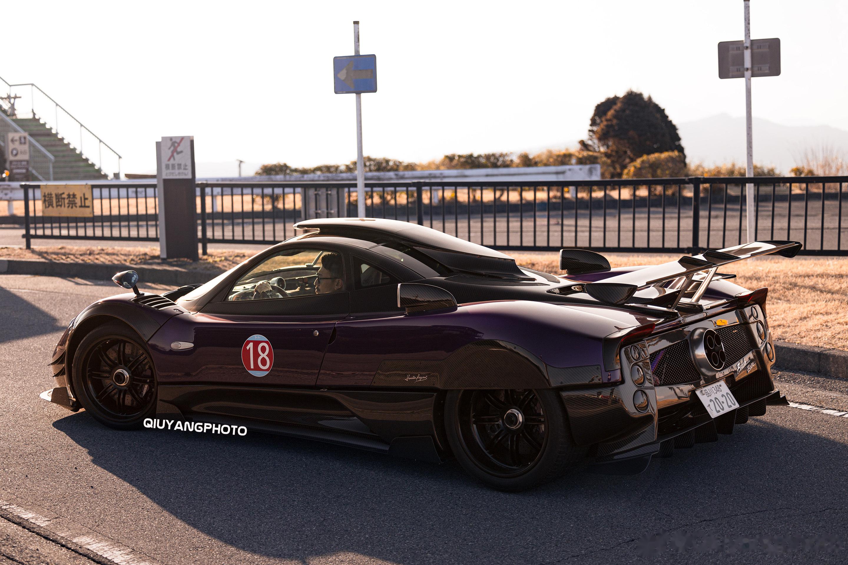 夕阳中在箱根行驶的pagani zonda zozo 早期的760系列之一,即使_有钱