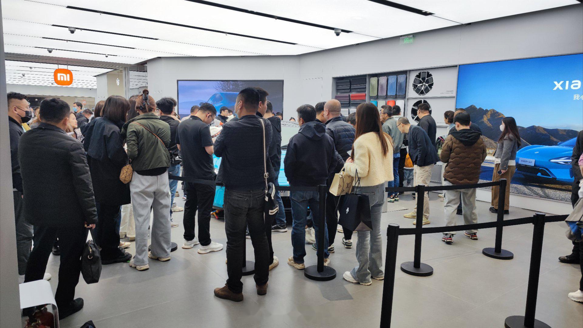 工作日商场冷冷清清,但小米汽车门店爆满,了解到两个信息: - 仅昨天