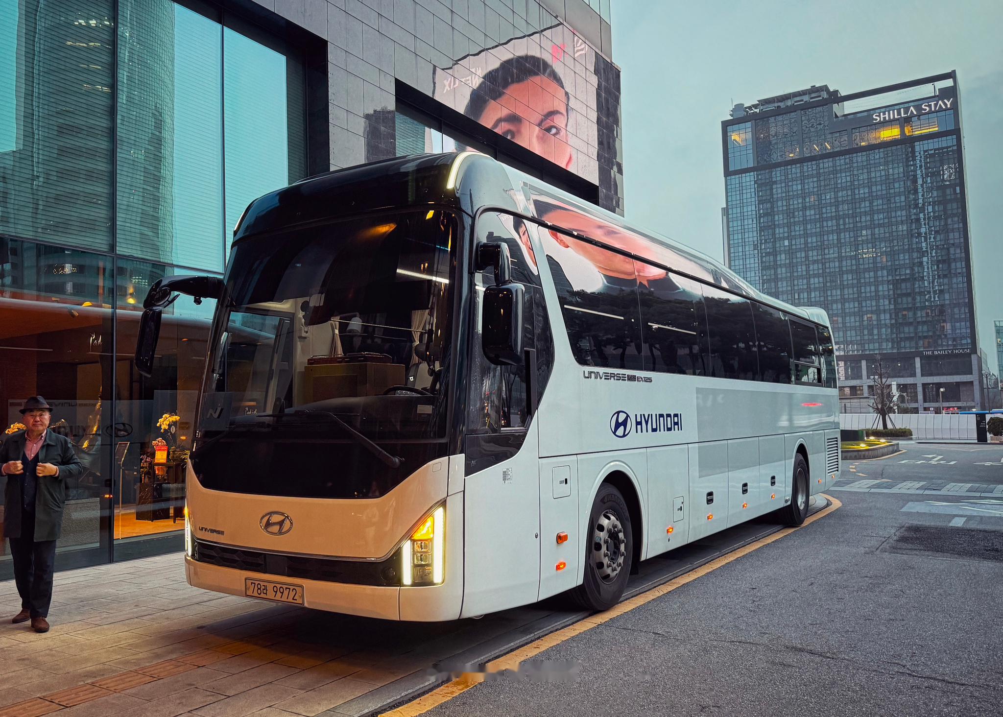 昨天只睡了一个小时,坐现代巴士去试试现代性能电车98 .