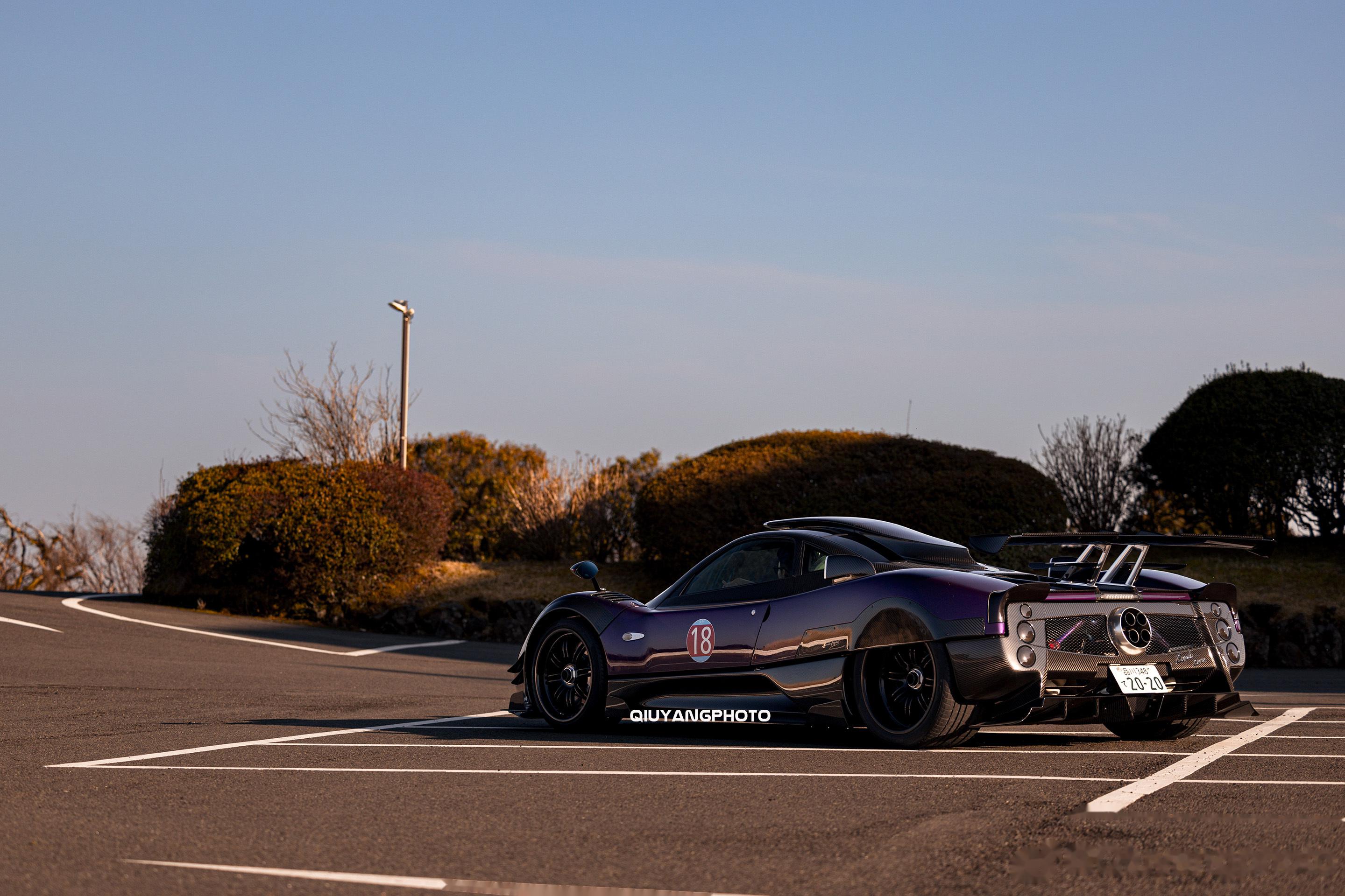 夕阳中在箱根行驶的pagani zonda zozo 早期的760系列之一,即使_有钱