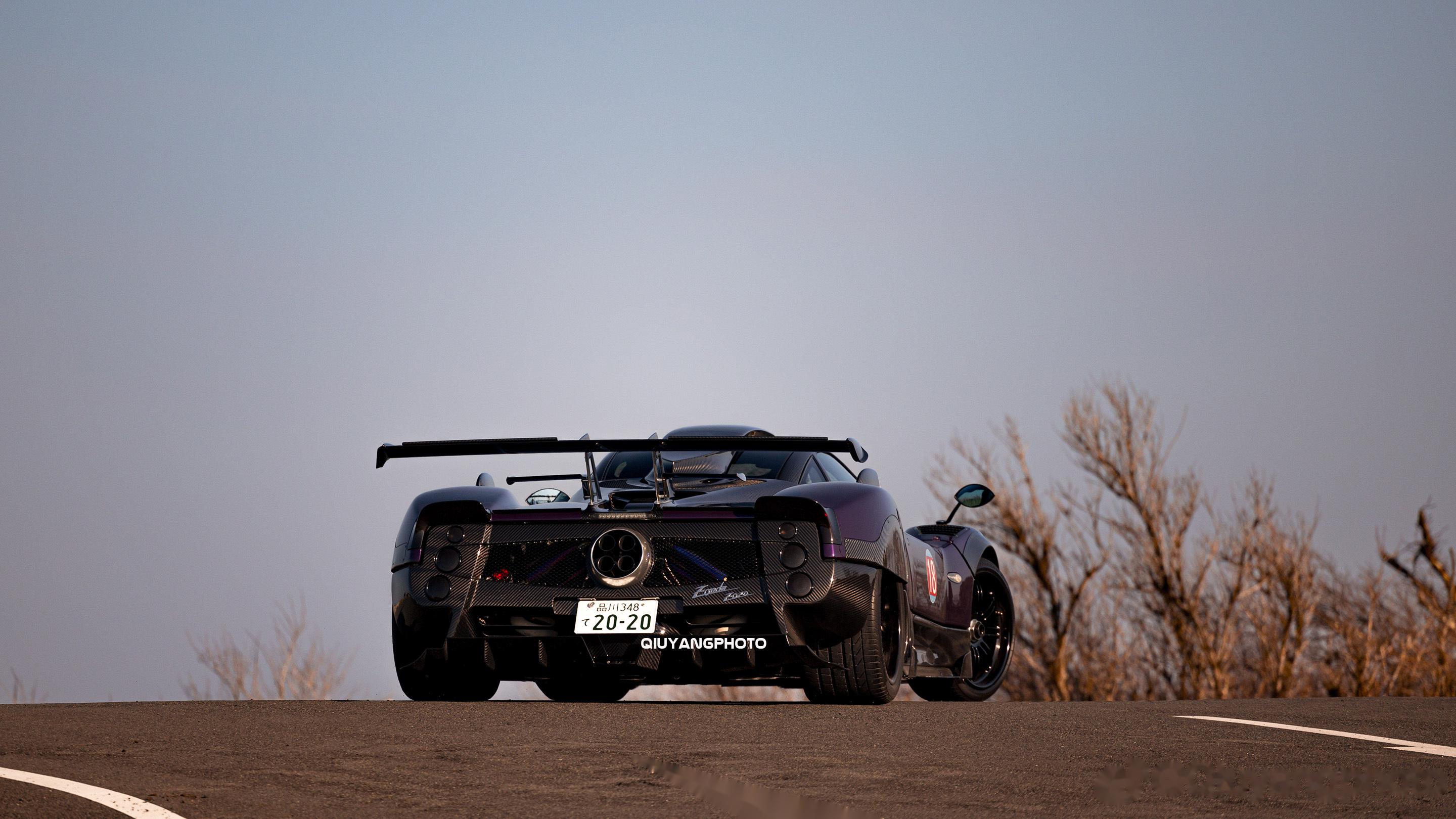 夕阳中在箱根行驶的pagani zonda zozo 早期的760系列之一,即使_有钱