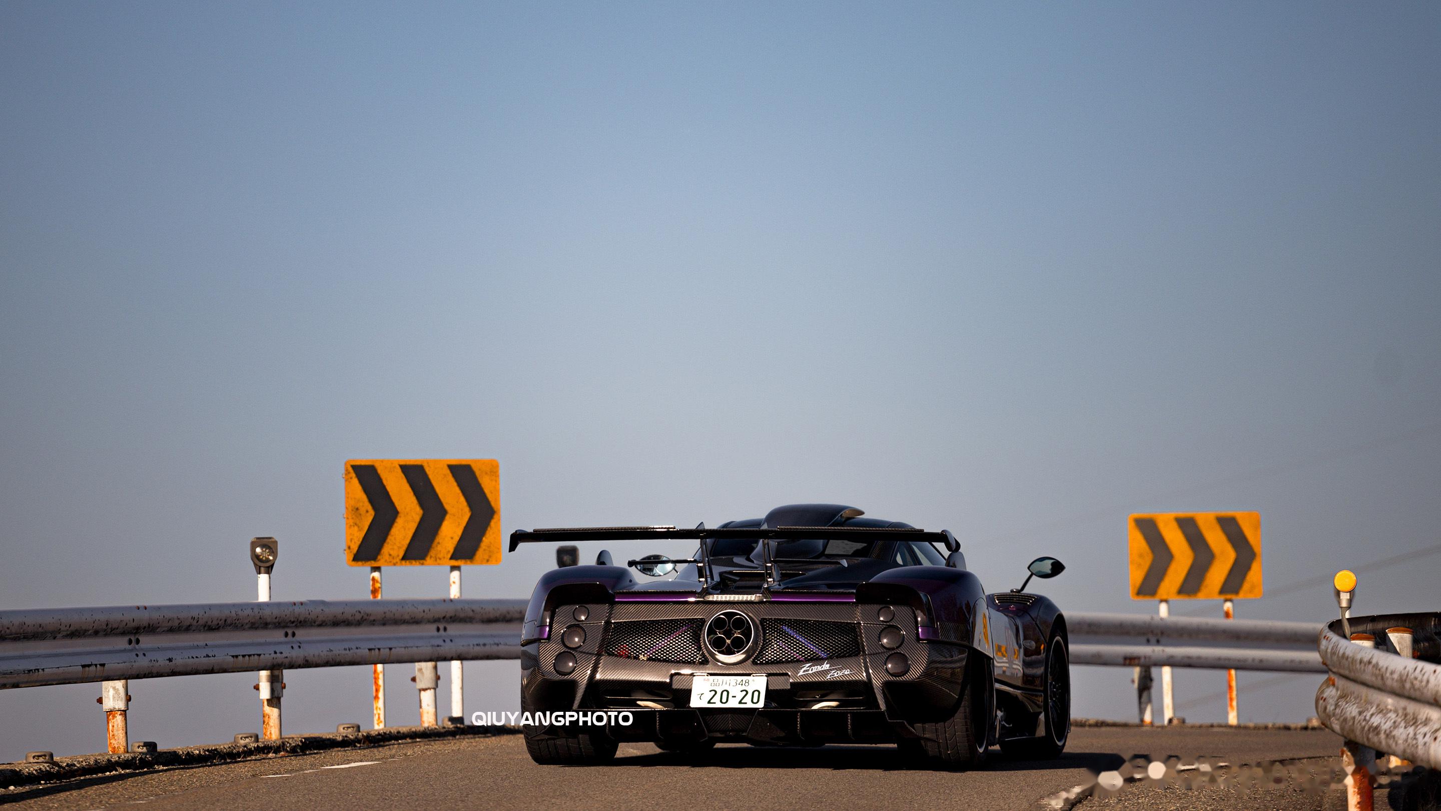 夕阳中在箱根行驶的pagani zonda zozo 早期的760系列之一,即使_有钱