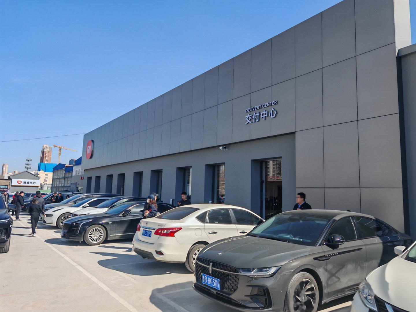 这小米汽车交付中心,人也太多了吧,跟菜市场似的. 想坐上个主驾的位置