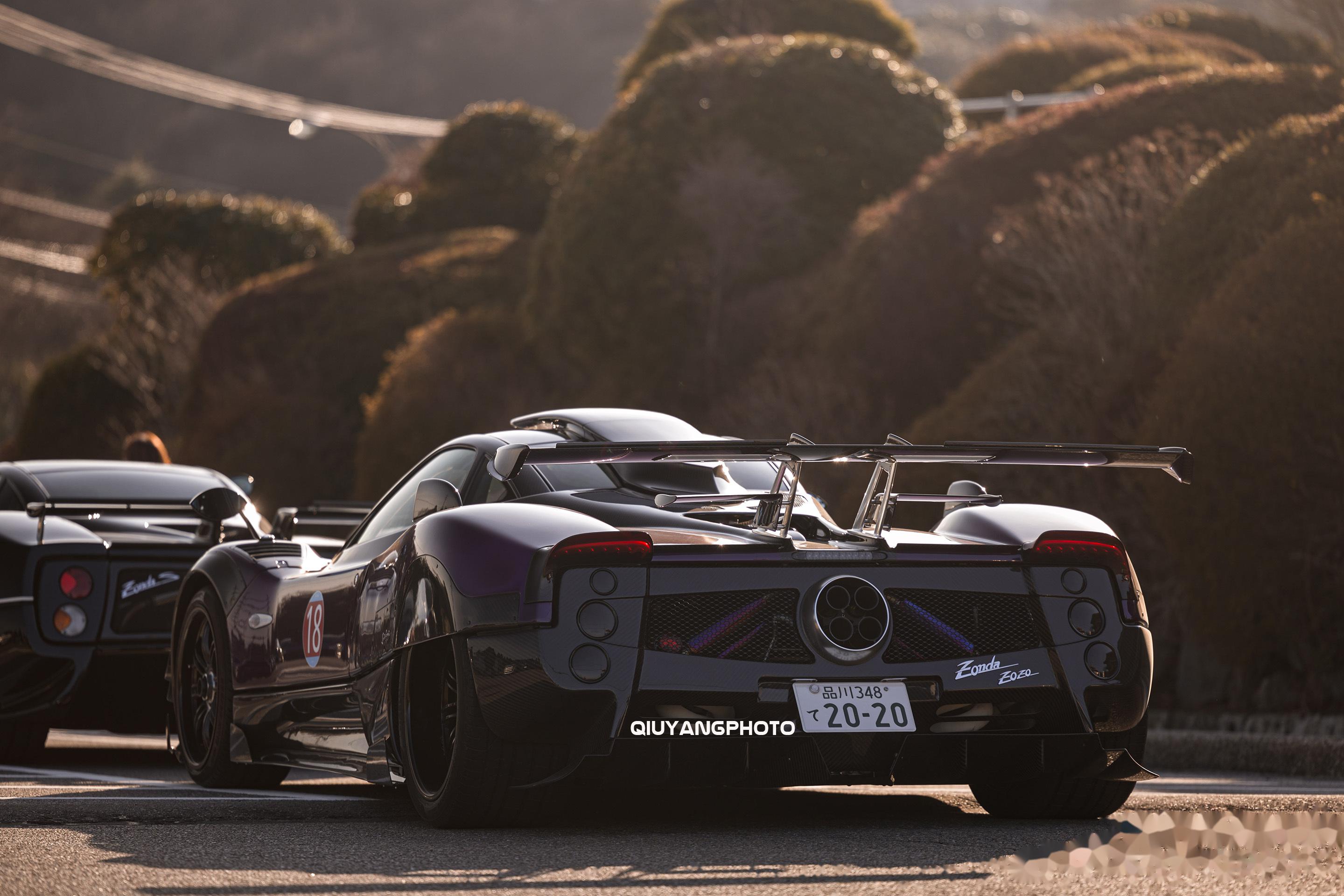 夕阳中在箱根行驶的pagani zonda zozo 早期的760系列之一,即使_有钱