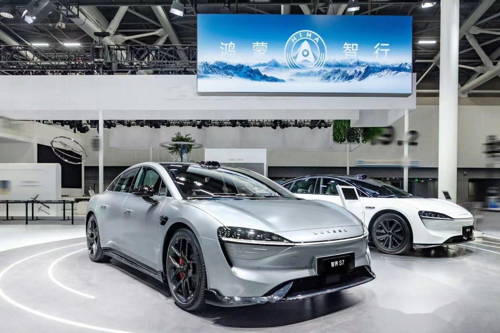 作为华为赋能的首款纯电动轿车,智界s7无论是霸气奢华的外观,还是超强