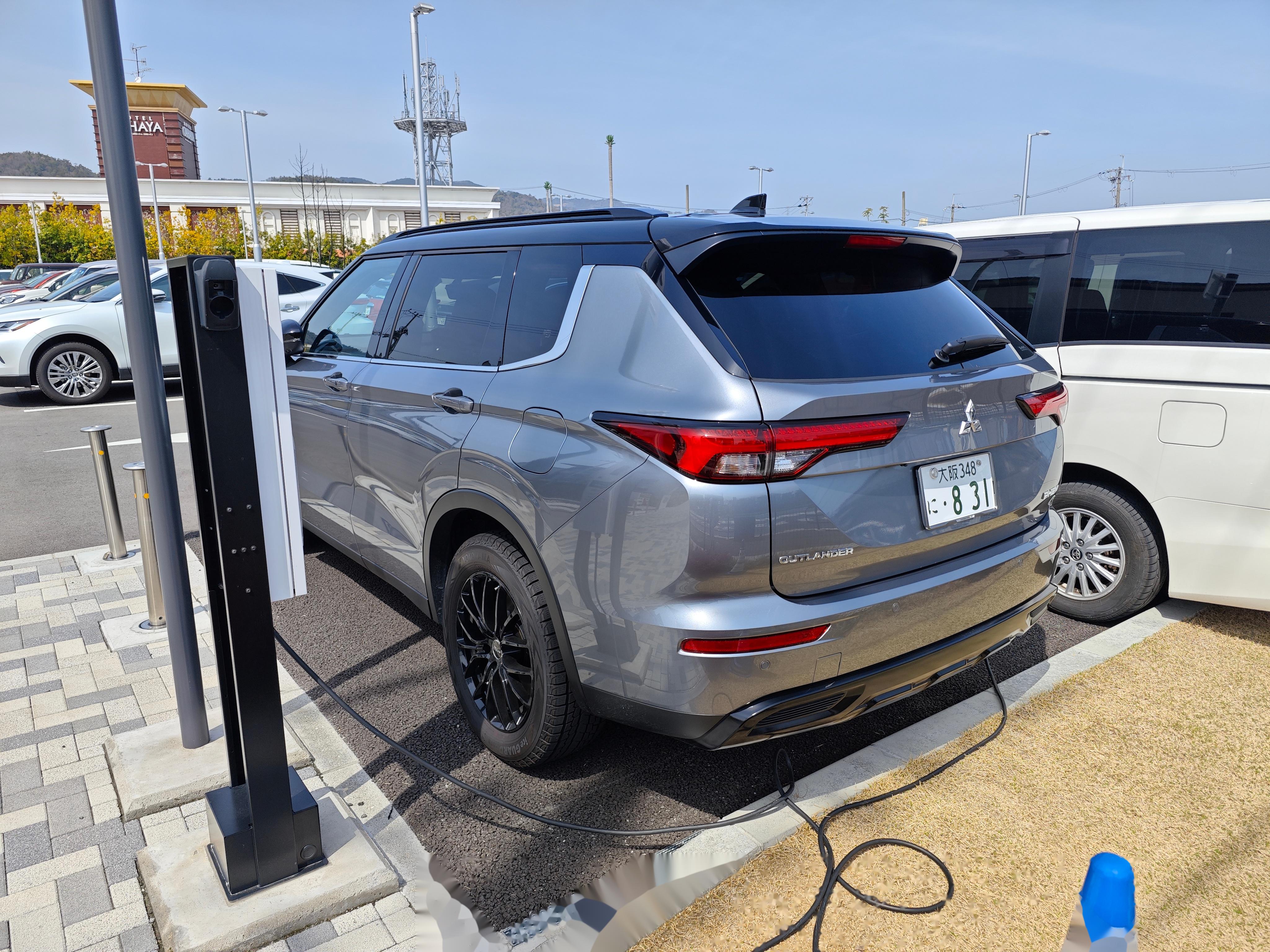 在日本这些天,遇到的唯一一辆 phev:三菱欧蓝德 这辆欧蓝德算起来是第