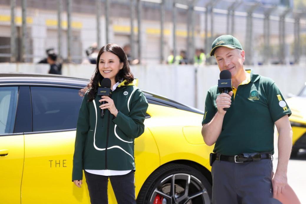 2024 lotus day上,f1传奇车手简森·巴顿驾驶evija fitti_路特斯evija