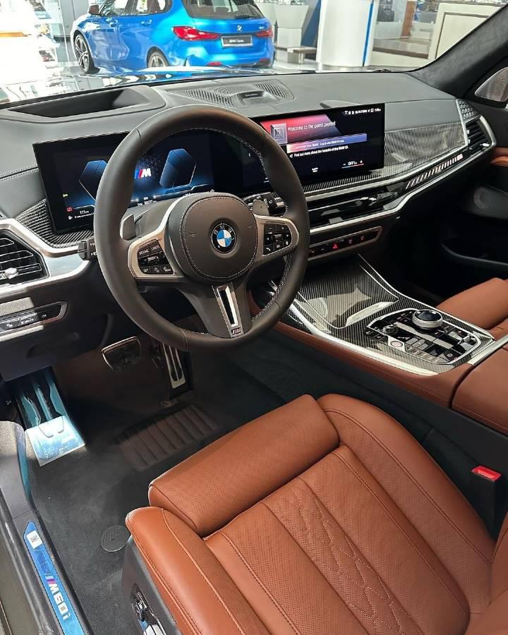 宝马 x7 m60i xdrive v8 双涡轮增压发动机 48v轻混技术. 5