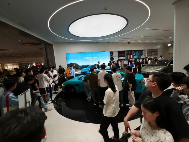 就tm离谱,排队看内饰,小米su7这火爆程度叹为观止啊