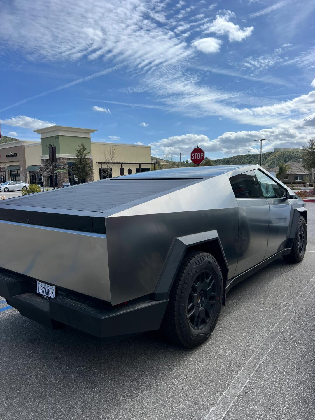 tesla cyber truck 终于见到实车 丑的很美_赛博越野旅行车社区_易车