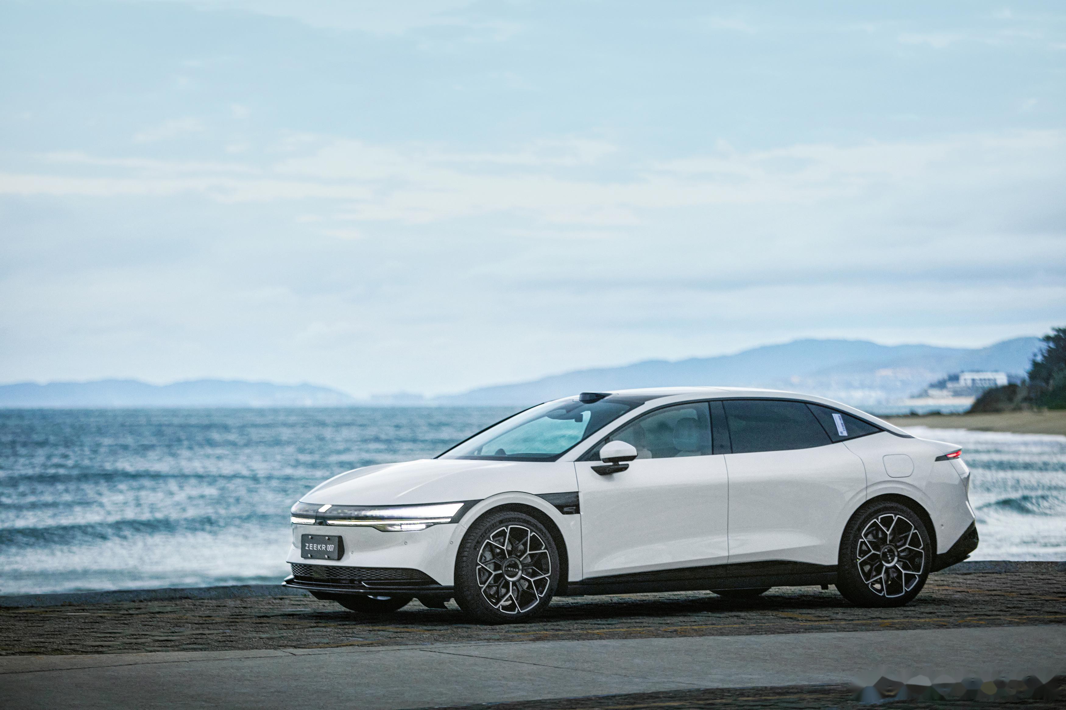 卷王之王的极氪007,这一共才没发布多久,后驱增强版不动声色的就上来