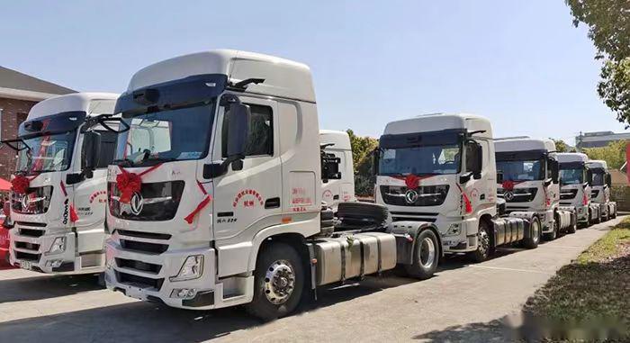 东风商用车向圆通速递交付20台智驾卡车 近日,东风商用车与圆通速递