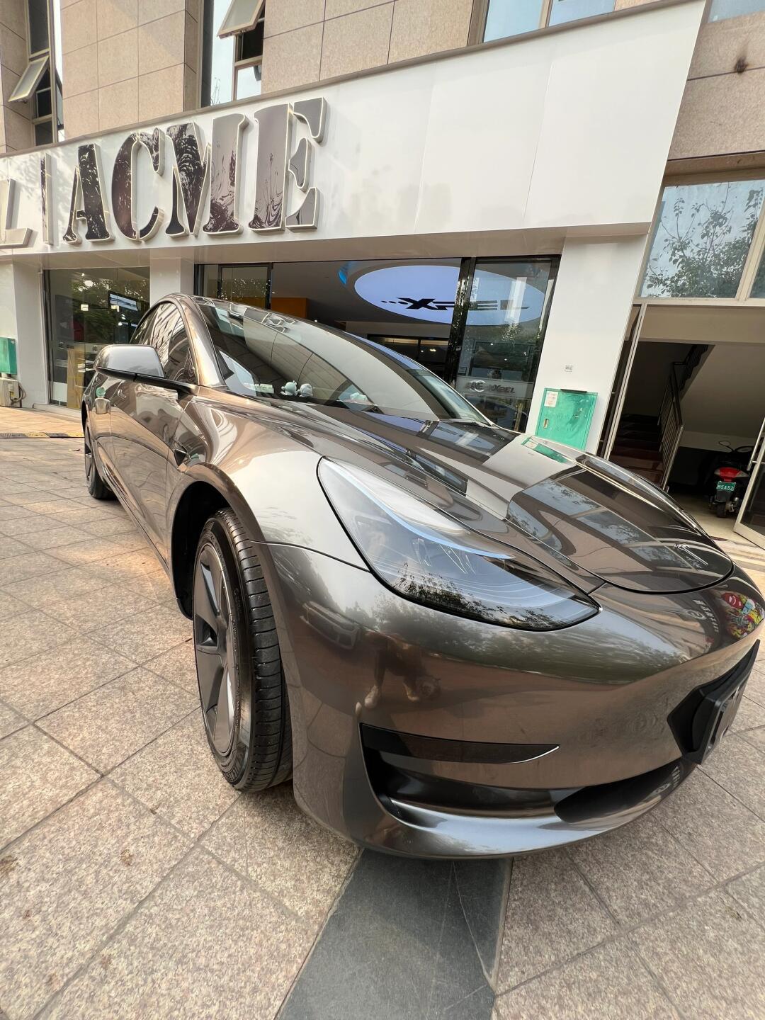 特斯拉3贴膜案例|液态金属枪灰真配这个车!