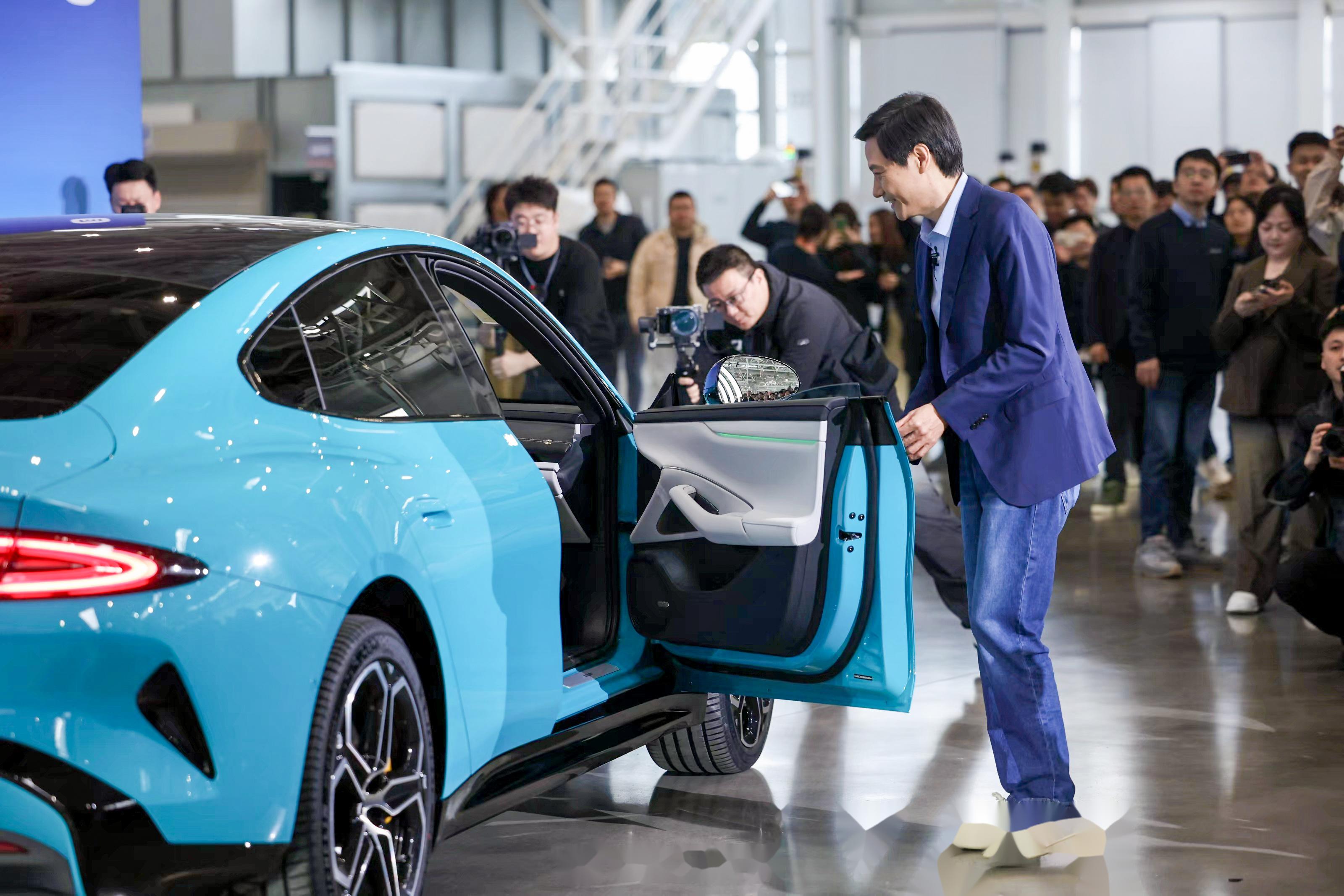 雷军亲自为首批车主开门交车,太羡慕了.