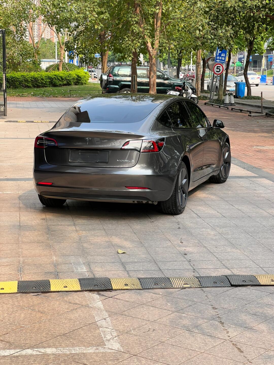 特斯拉3贴膜案例|液态金属枪灰真配这个车!