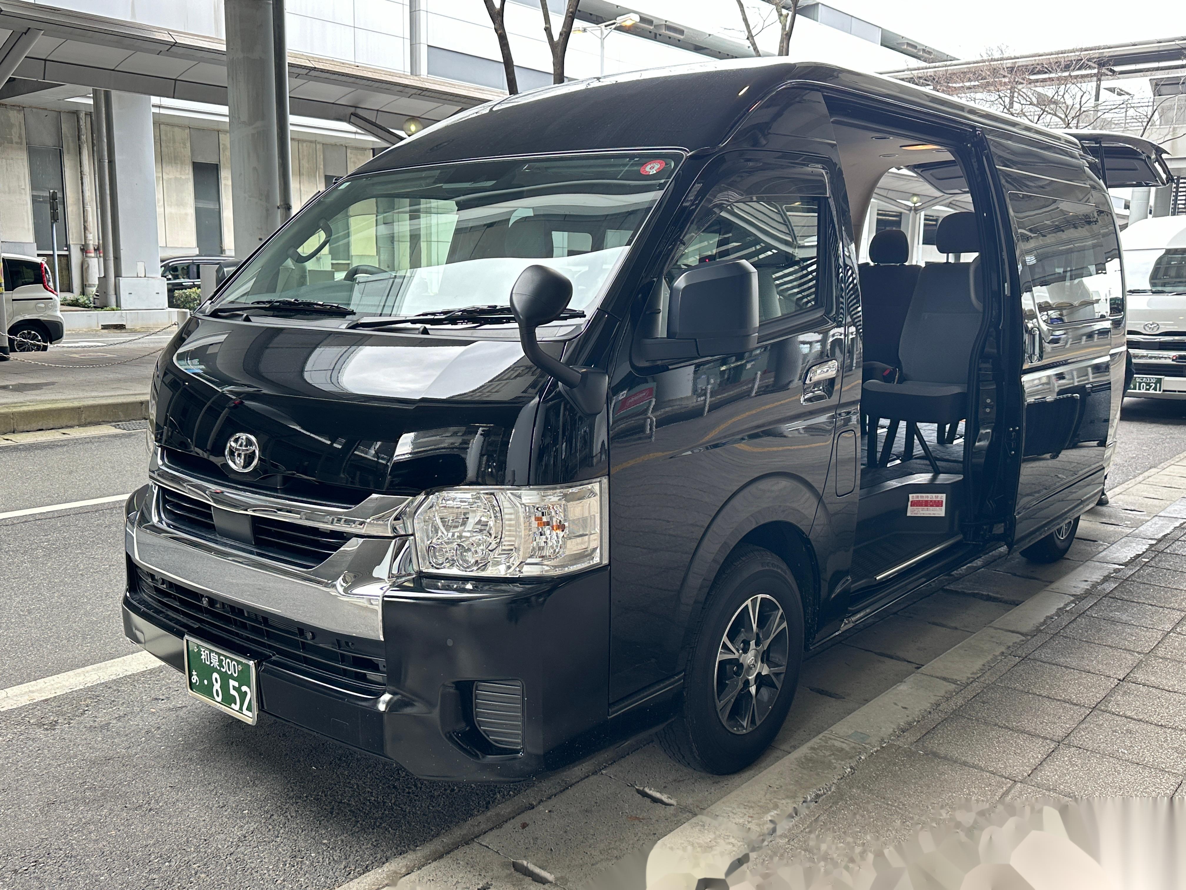 落地大阪 接驳车居然是10座的大海狮哈哈哈哈 两个人坐10个座 笑死