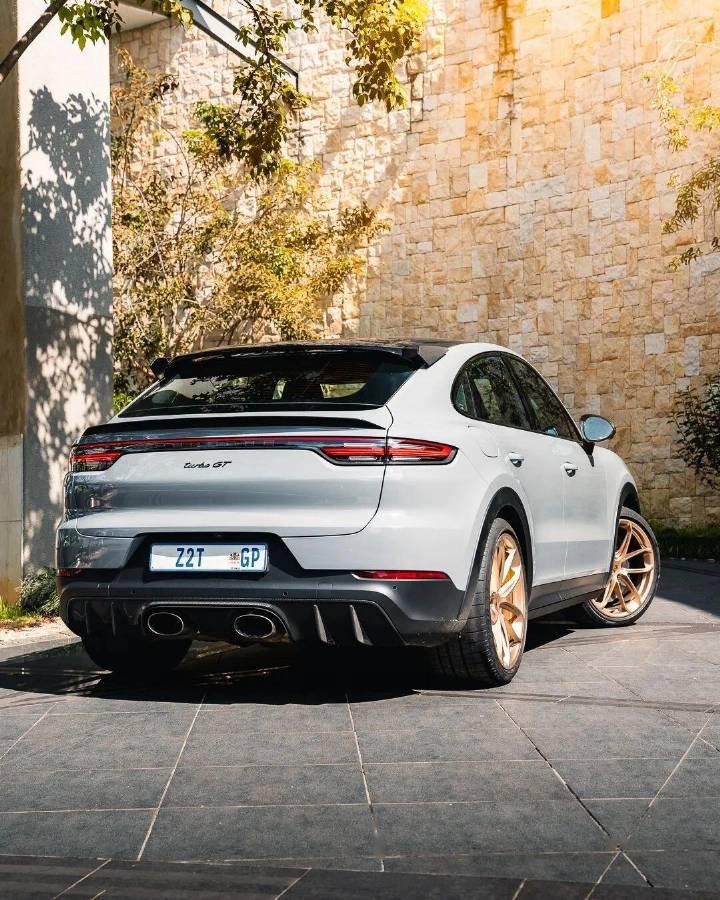 一组保时捷cayenneturbogt是你最爱的suv吗