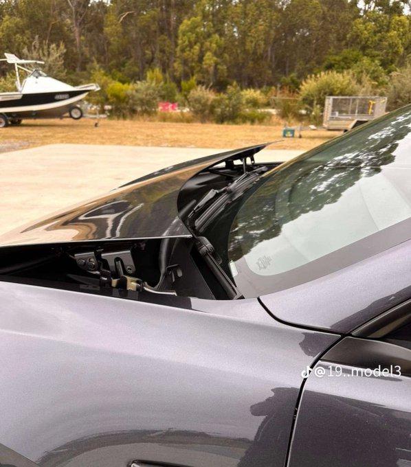 tesla model 3 有一个名为主动式引擎盖的安全系统 利用车辆前部的多