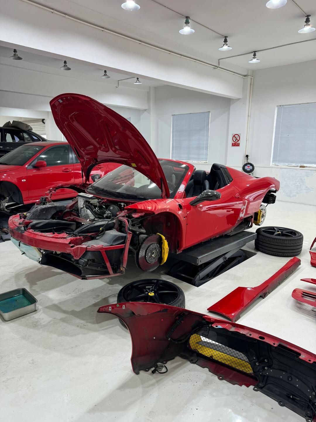 法拉利458 spyder老车翻新开工,开拆,各种不同类型的螺丝,数量巨大,光