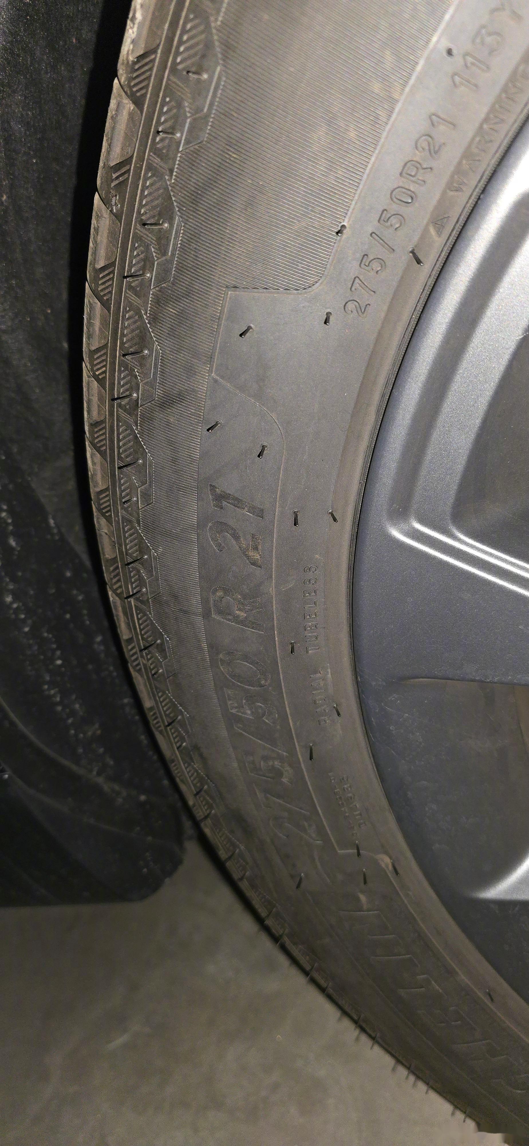 左车路虎轮胎是275 50r21. 右车我的后轮是325 30r21.