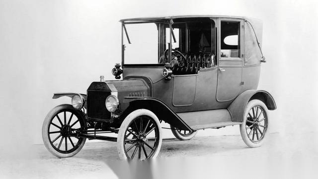 从19世纪以来 汽车的特征发生了几次明显的变化 人们的第一批汽车只