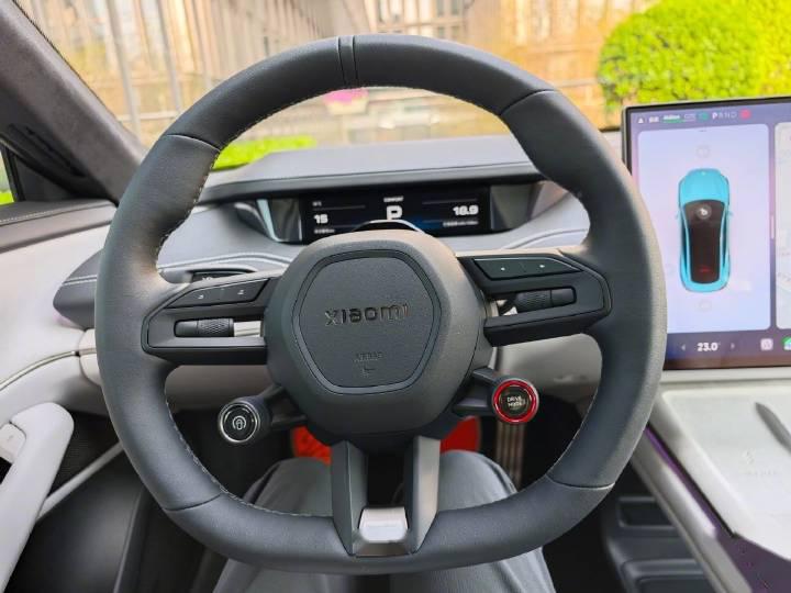 小米su7是好车,但个人还是不太喜欢这个方向盘.象个苹果