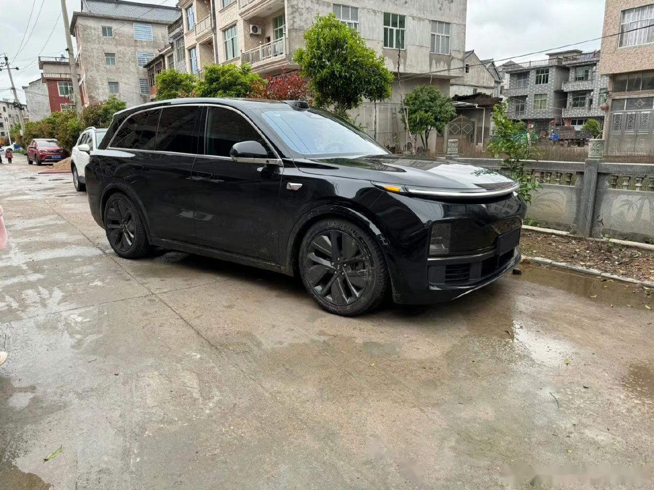 黑色外观的 l8 ultra 真帅啊! 这几天开这个车,明天跟大家聊聊 l8 u