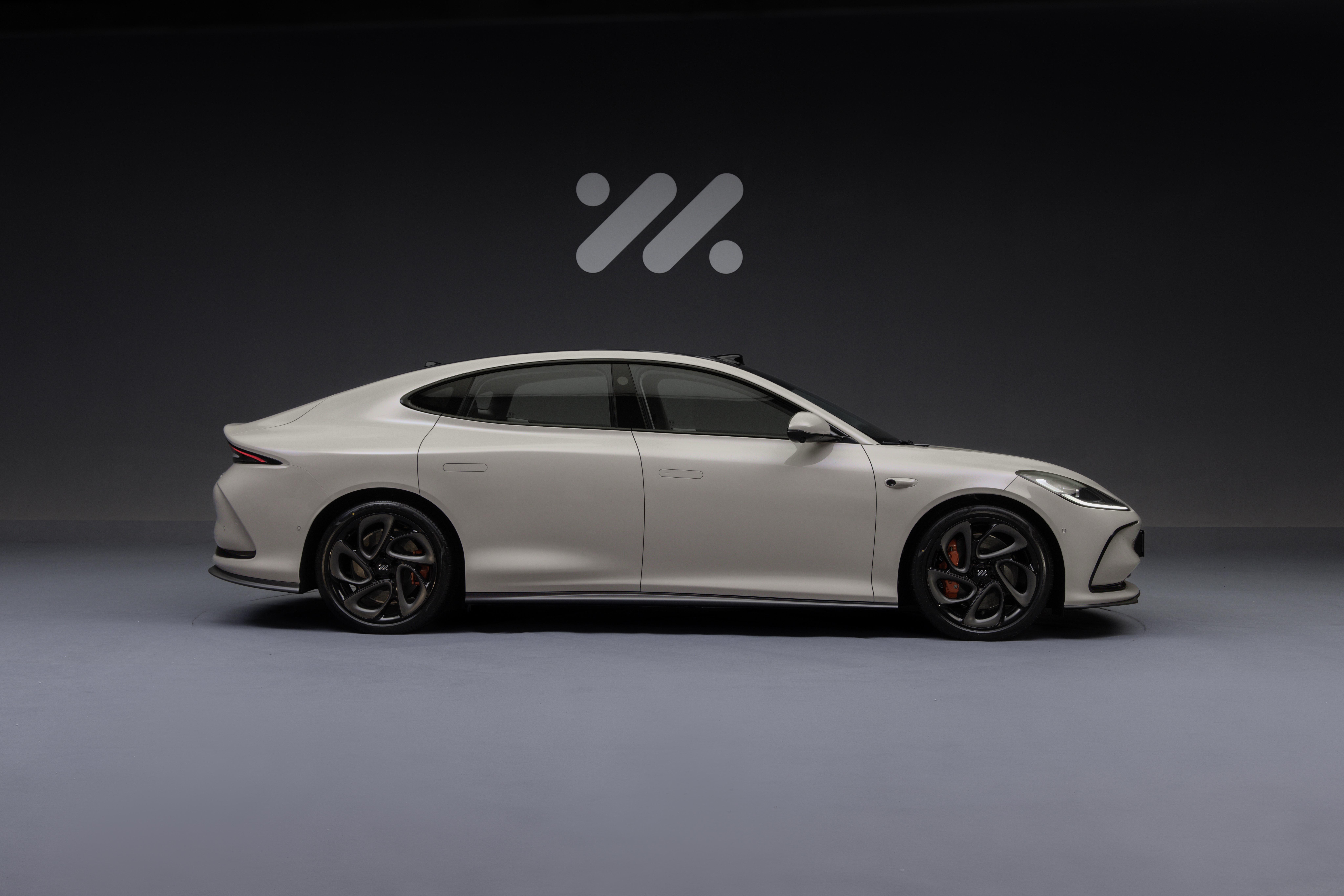 这是国内首款搭载「中央控制小脑」的新能源汽车——智己l6.