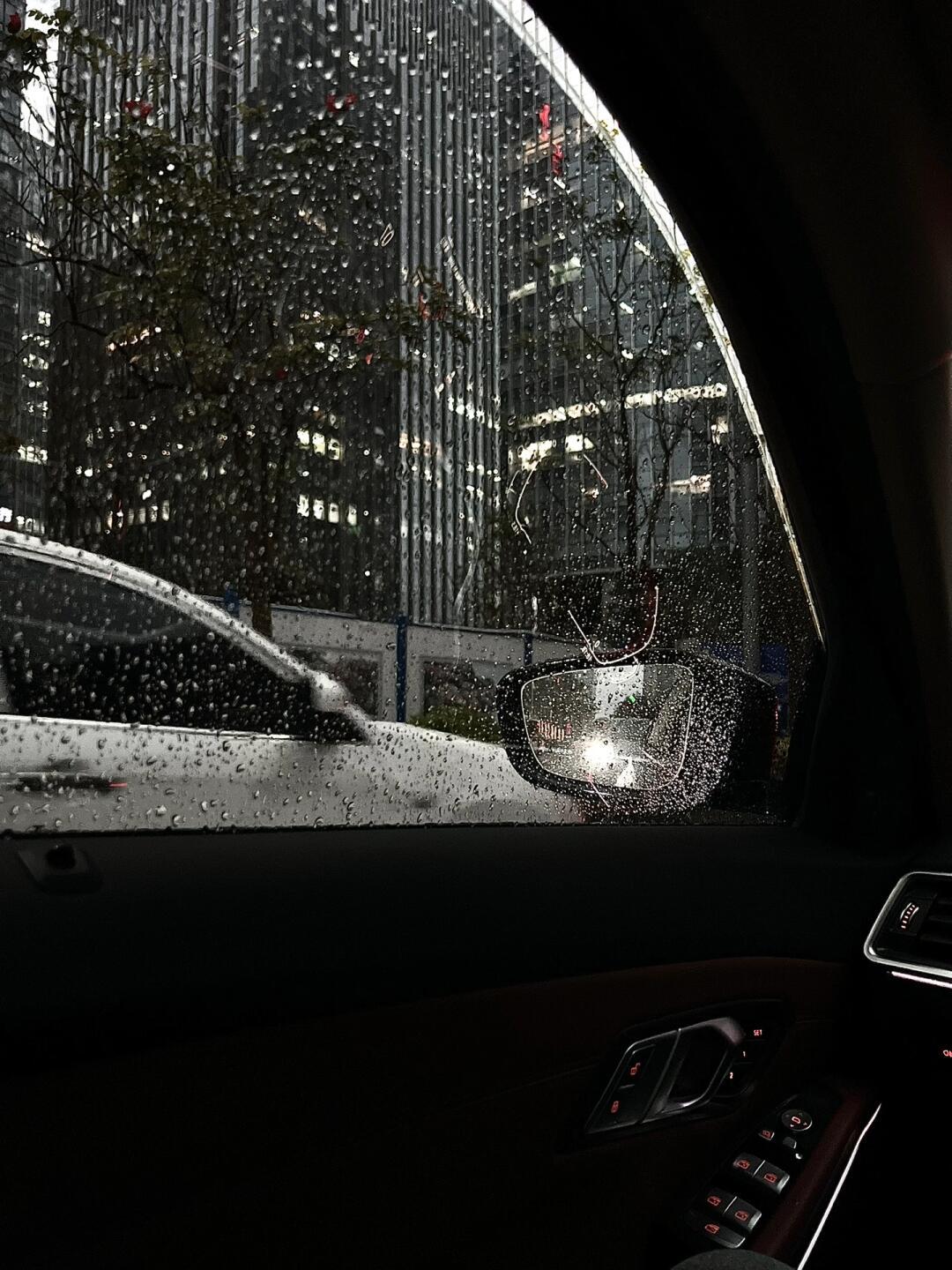 车内看外面下雨图片图片