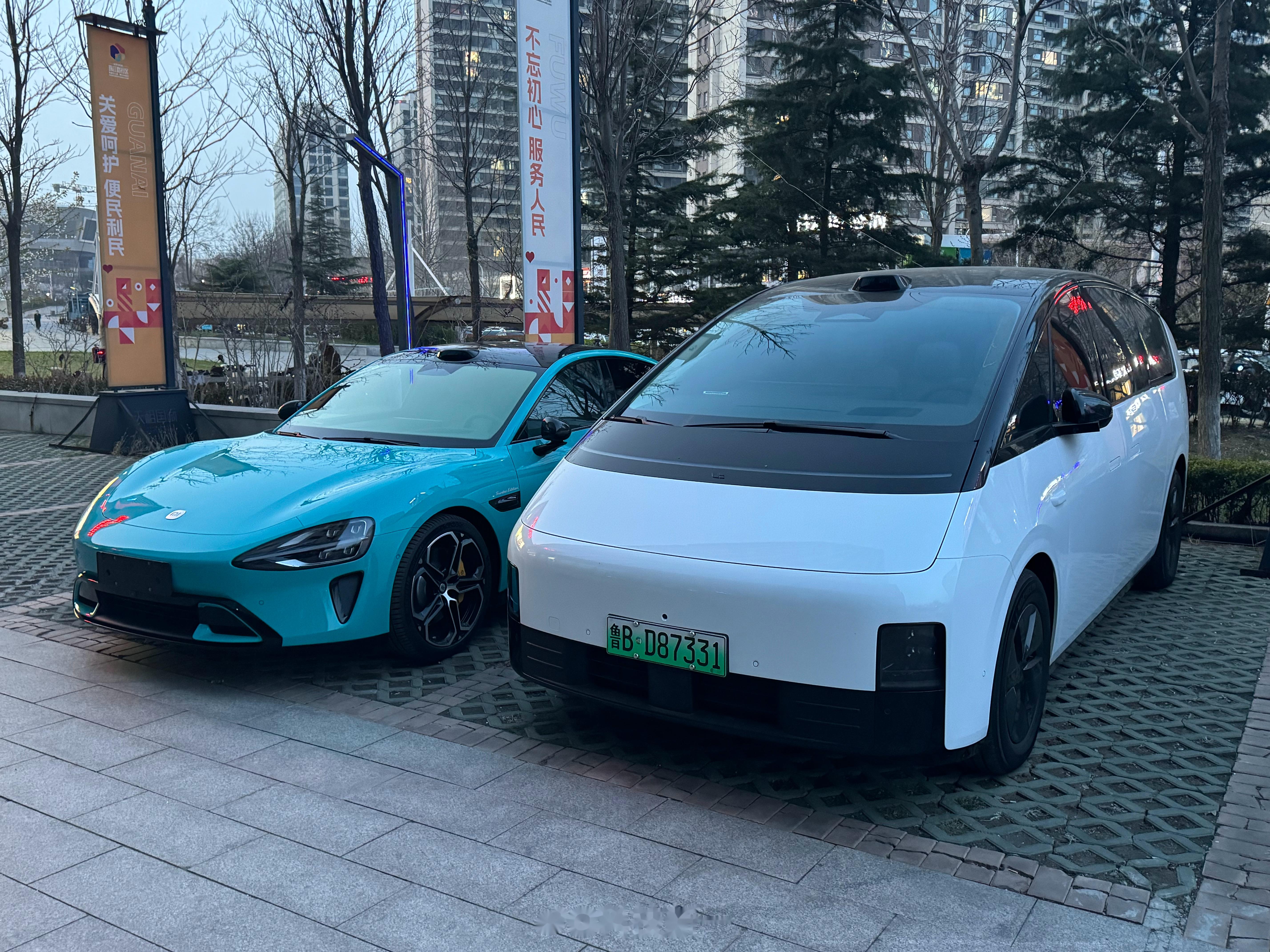 同时拥有这个星球上回头率最高的两款新能源车,是一种什么样的体验