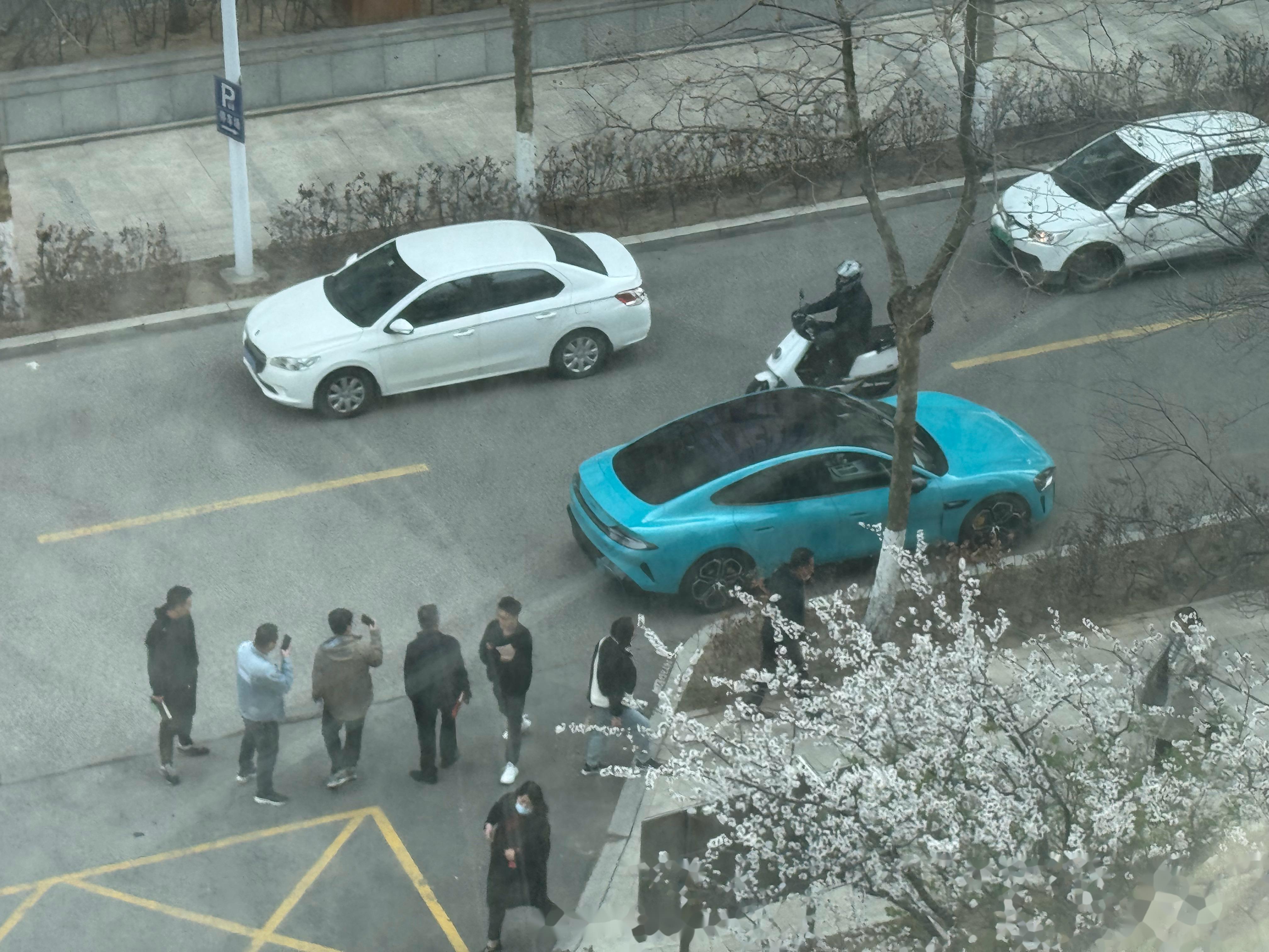 同事刚把小米汽车su7开到办公楼底下就一群人围上来