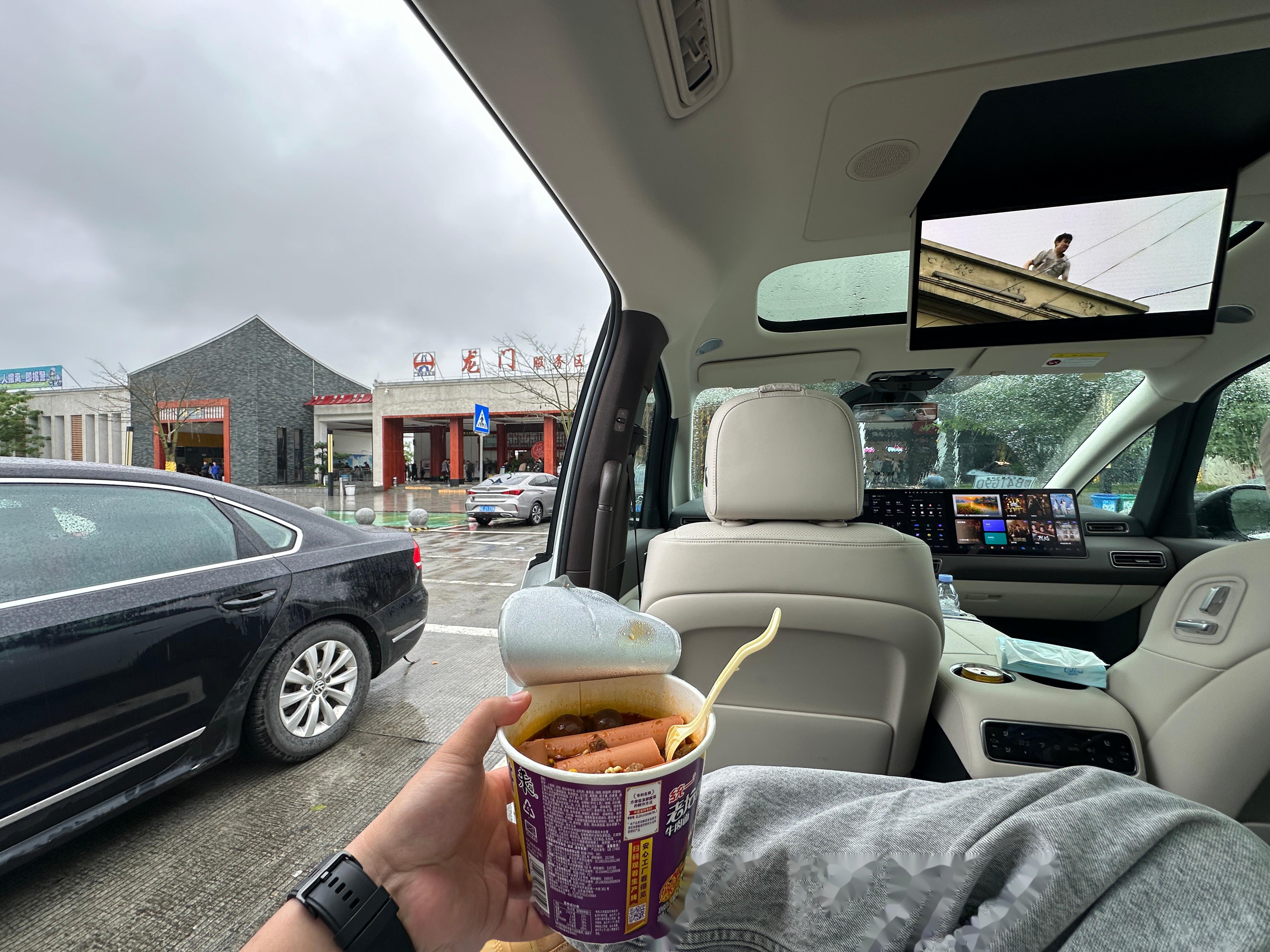 每次在服务区吃泡面都觉得格外的香,图11566是我在理想mega吃泡面