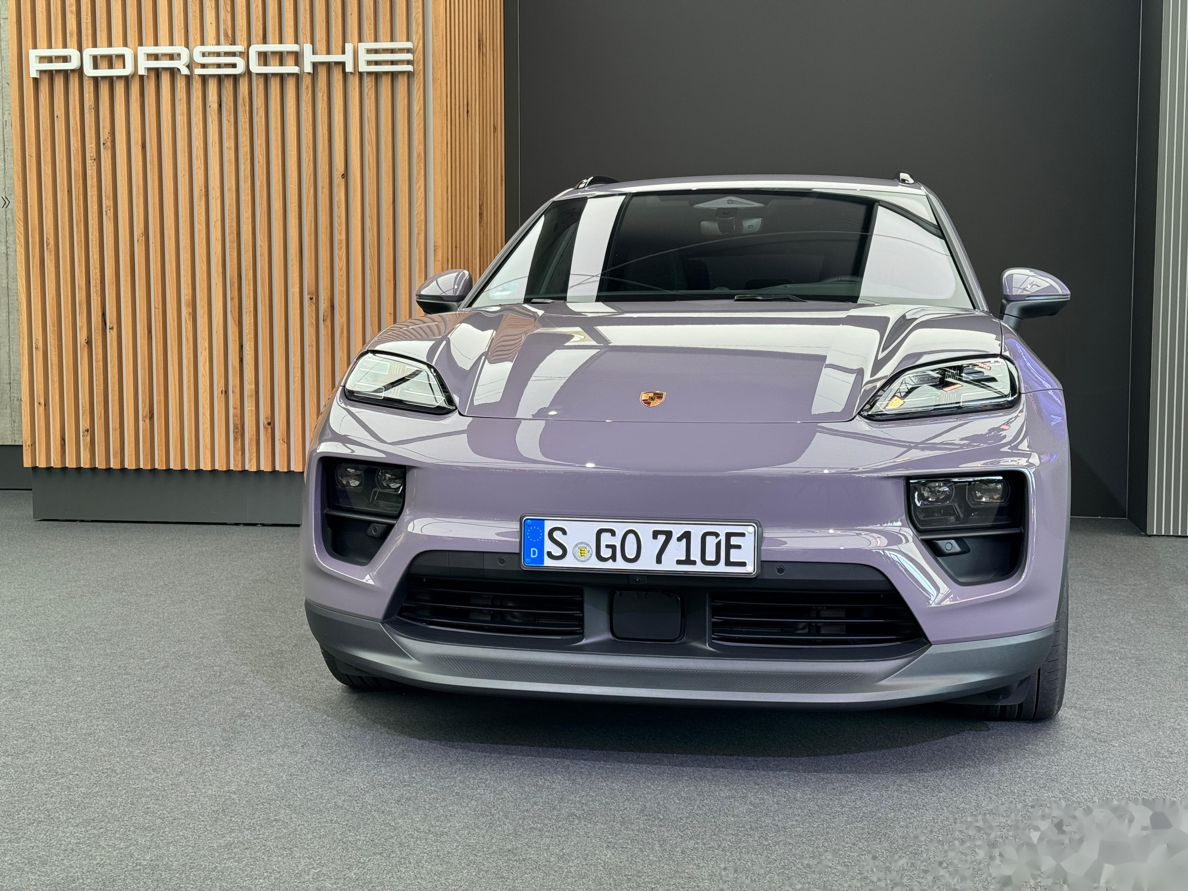 保时捷纯电 macan 的这个普罗旺斯紫实在是太两性通杀了 下车体的多