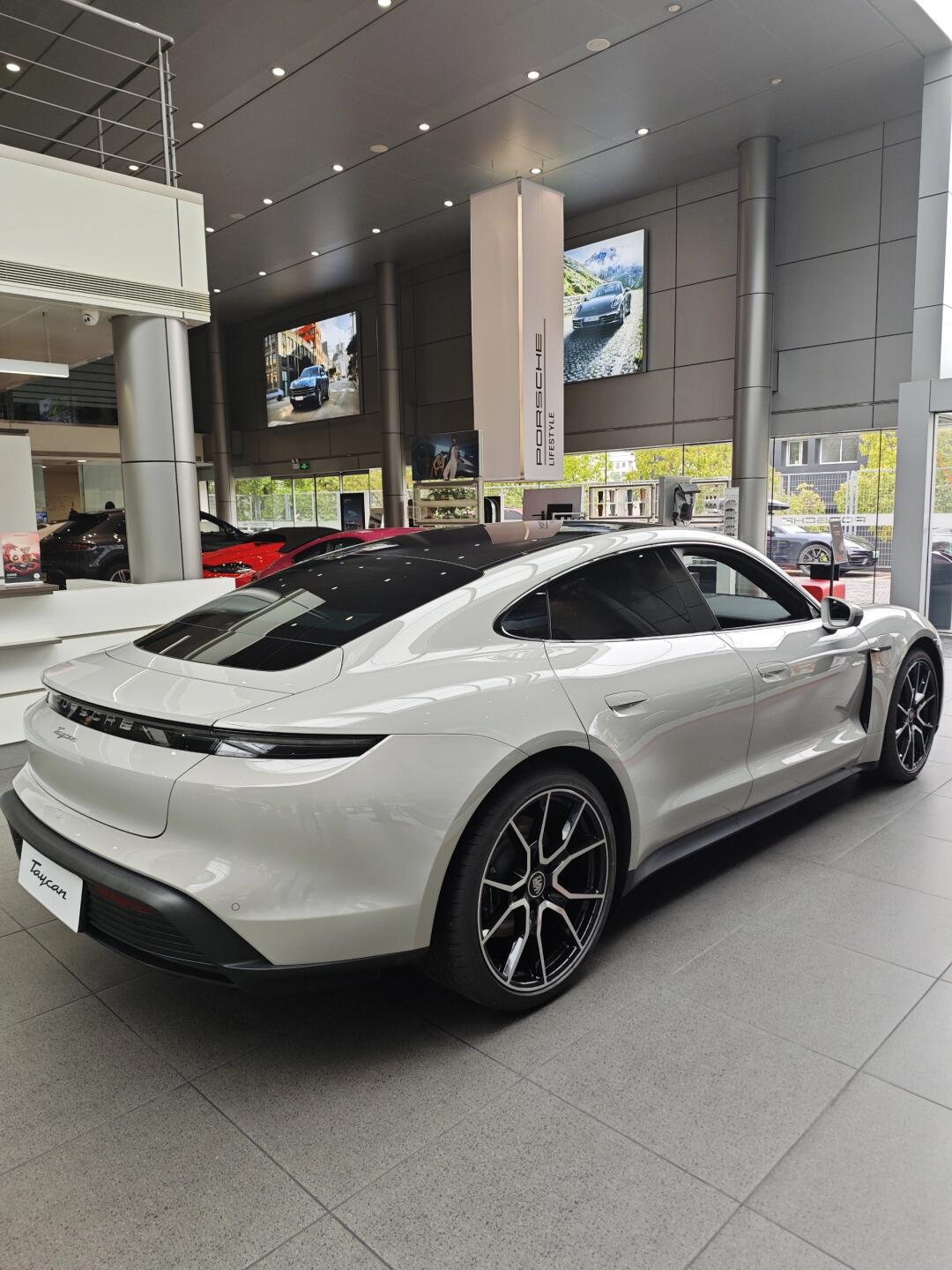 太美啦75手机原相机下的哑灰色保时捷taycan_保时捷taycan社区_易车