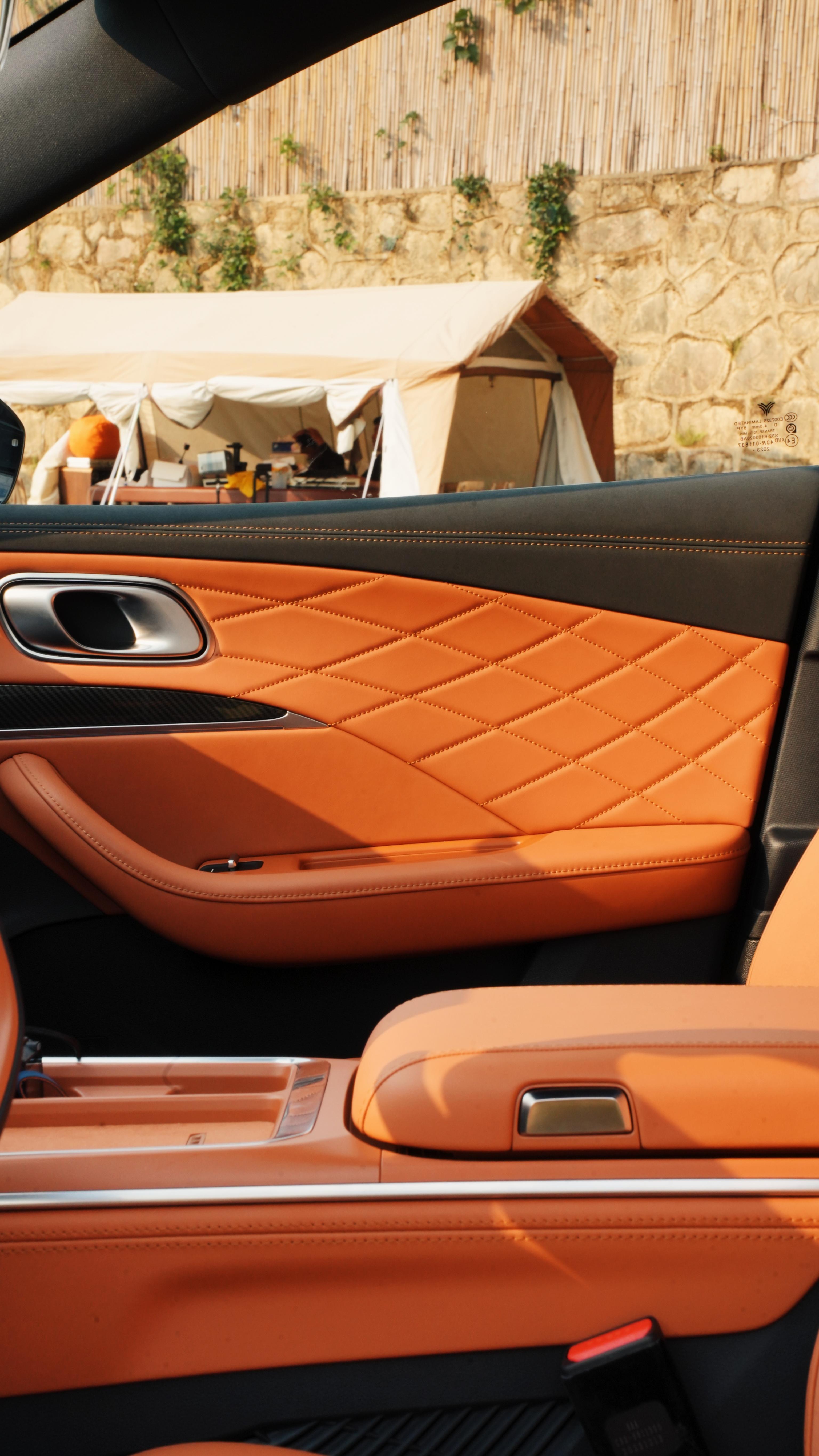 这个棕色内饰的哪吒l怎么样,这个座椅材料设计以及造型,可不像10来万