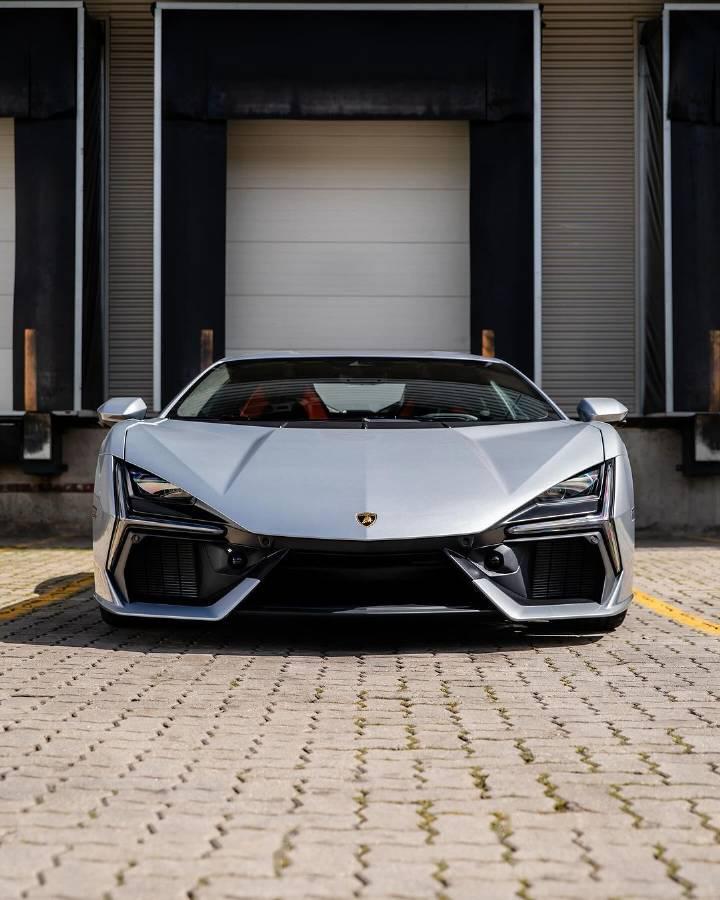 兰博基尼aventador的继任者,它的名字叫 revuelto,1015匹马力