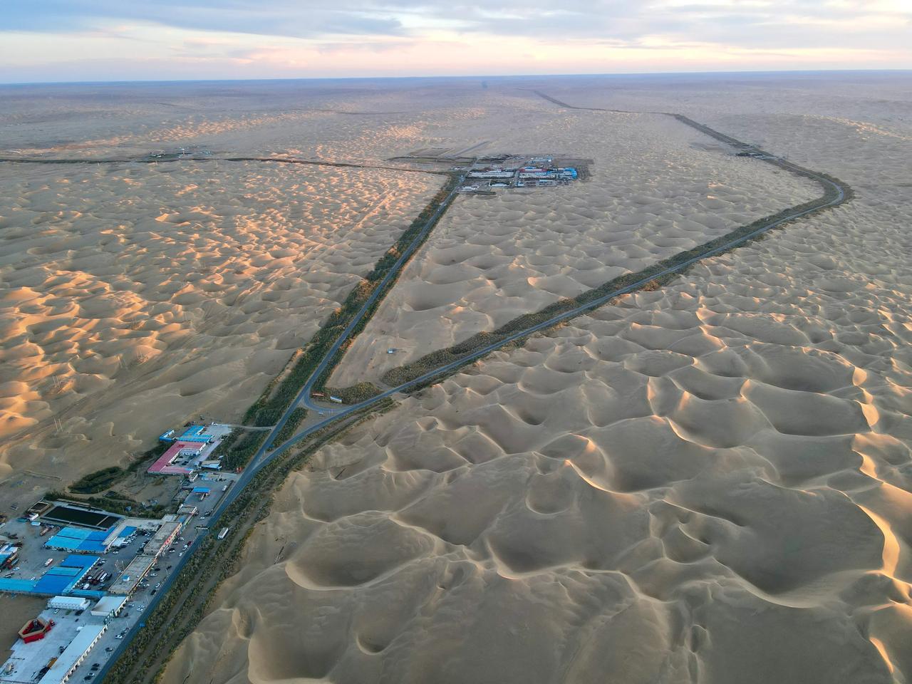 塔中镇,一座位于塔克拉玛干沙漠中心的小镇.住宿条件极差,价格却极高.