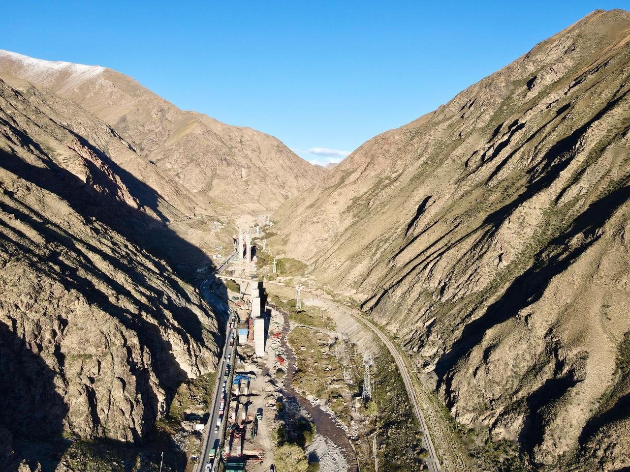 正在修建中的天山公路,继独库公路之后第二条能够翻越天山,快速连通南