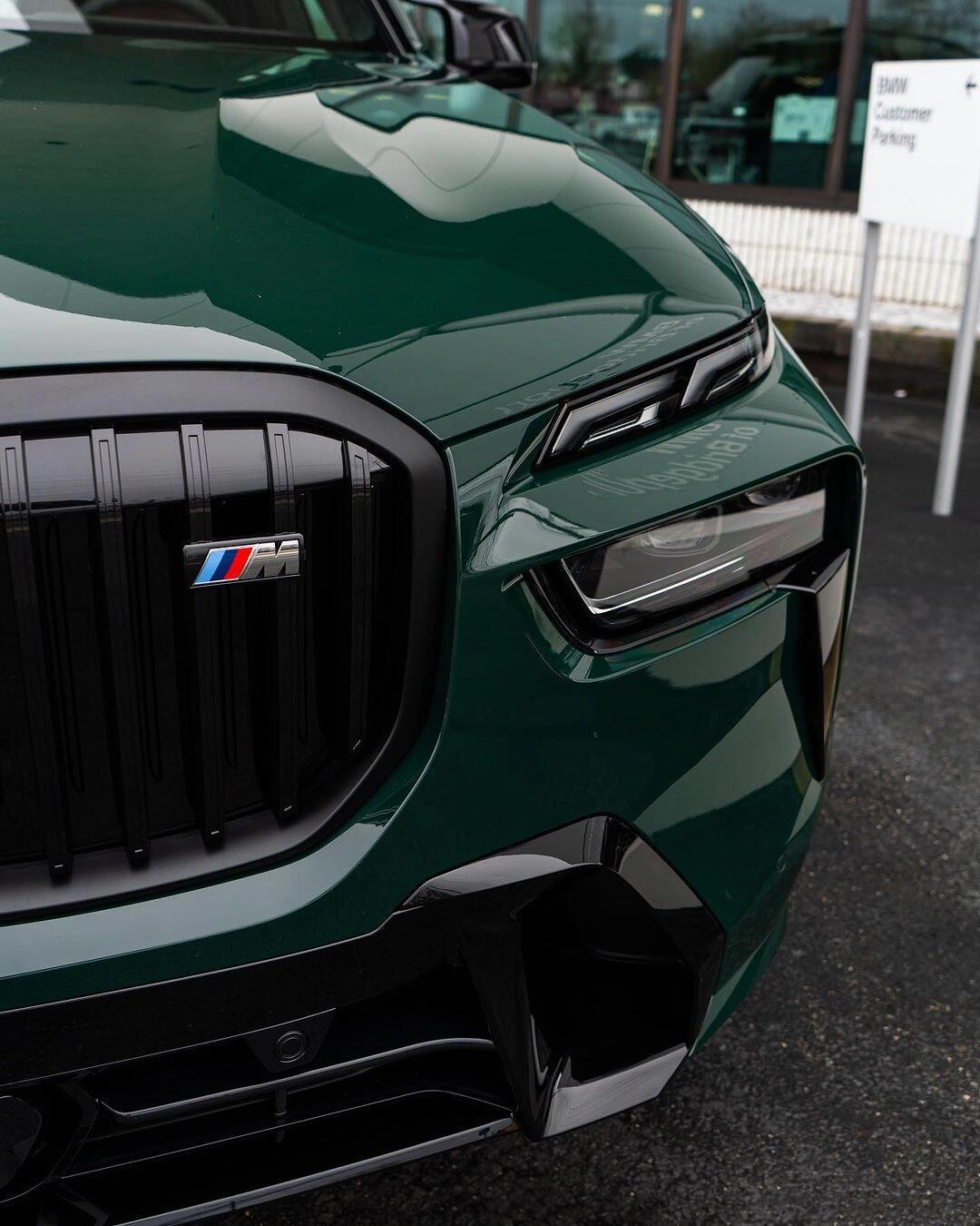 宝马x7黑武士包围