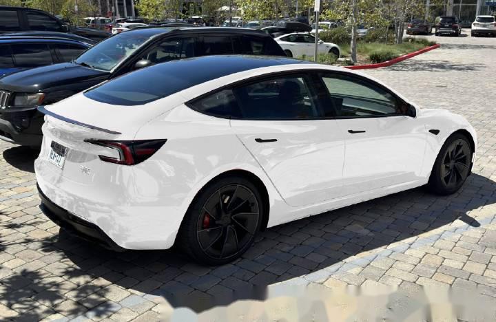 白色版本的 model 3 ludicrous.