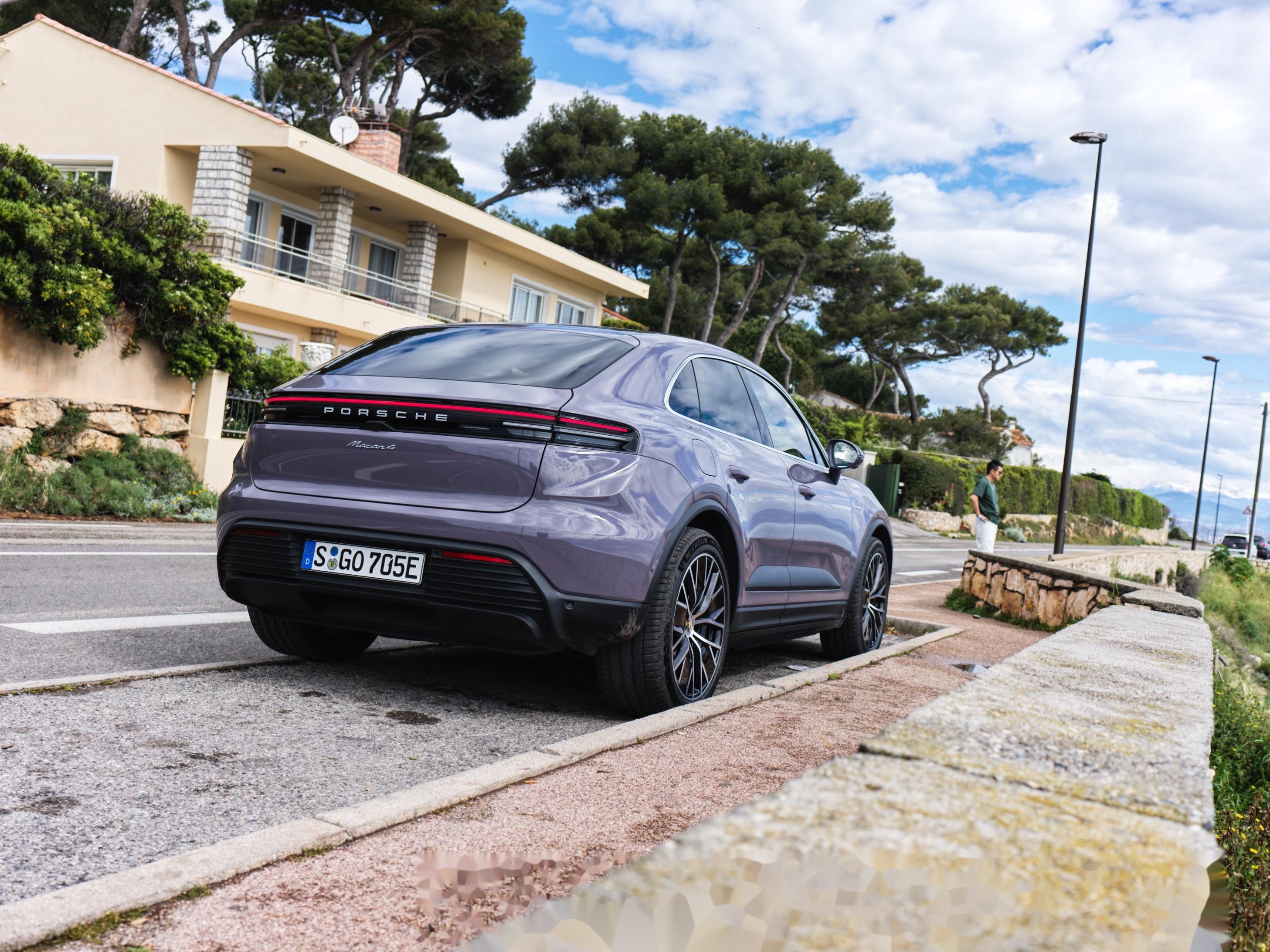 真想一口气把全新纯电动macan各个颜色都拍全,无奈这次保时捷提供的