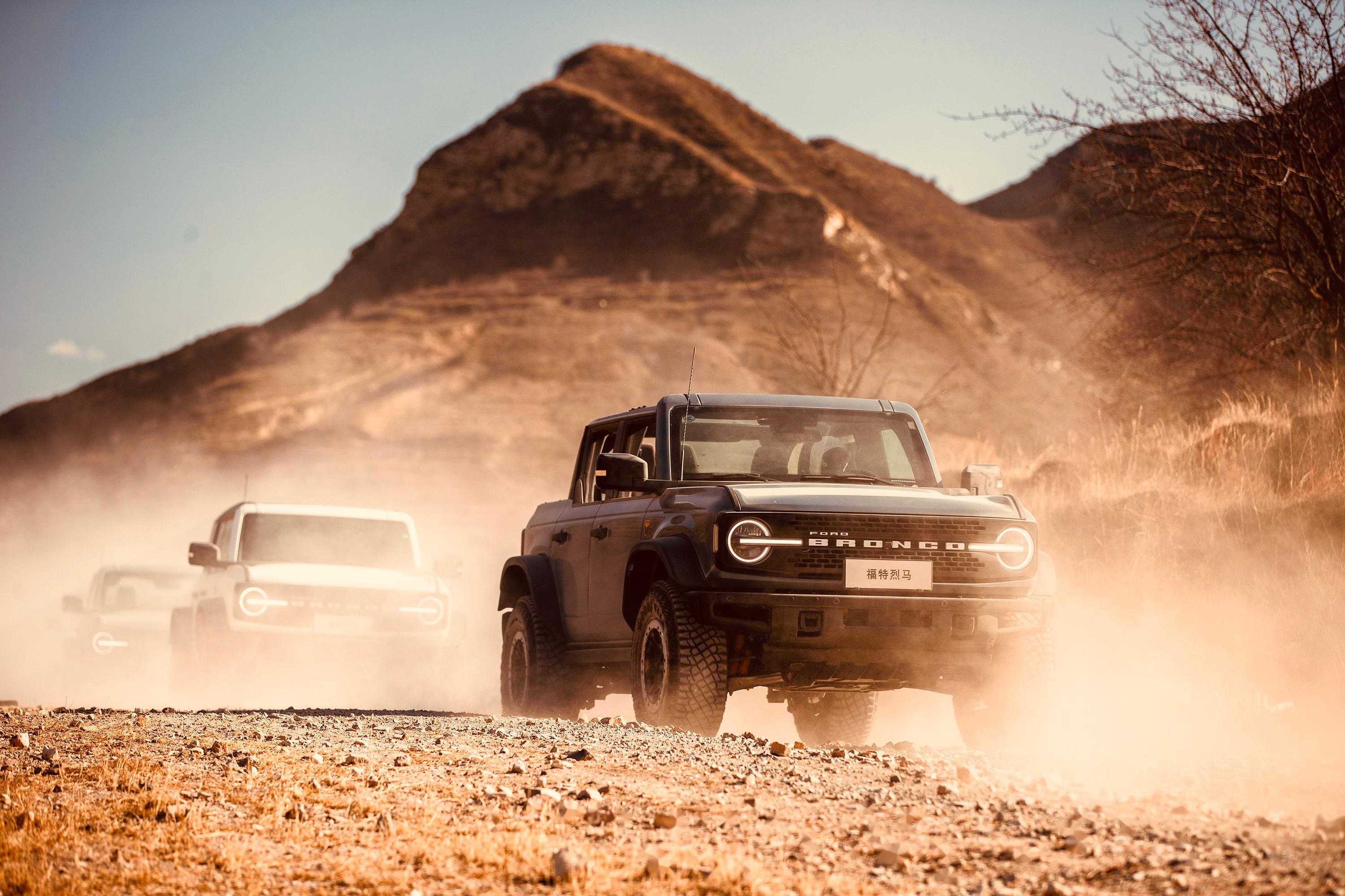 刚从山里出来,这辆烈马不仅性能足够烈,而且是原厂越野车里越野性能