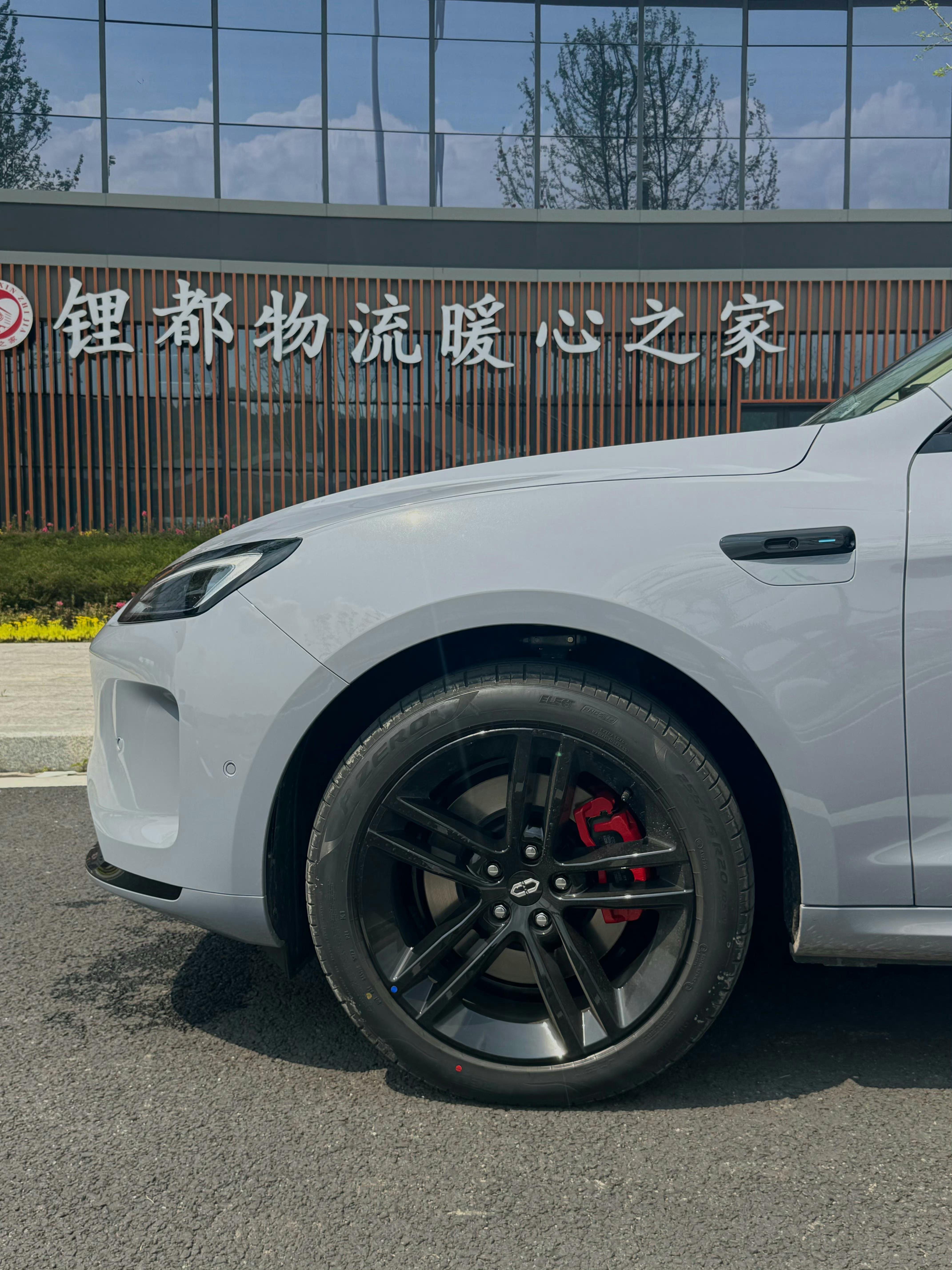 这个车侧面颜值真不错,双五幅轮毂加红色卡钳点缀很亮眼.