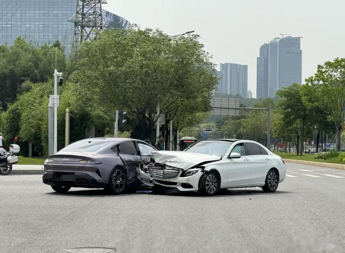 目测是被奔驰斜着从侧面撞到了b柱,据车主描述,撞车后第