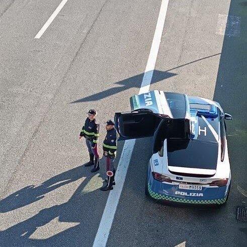 车友晒意大利警队 model x 高速公路巡逻车