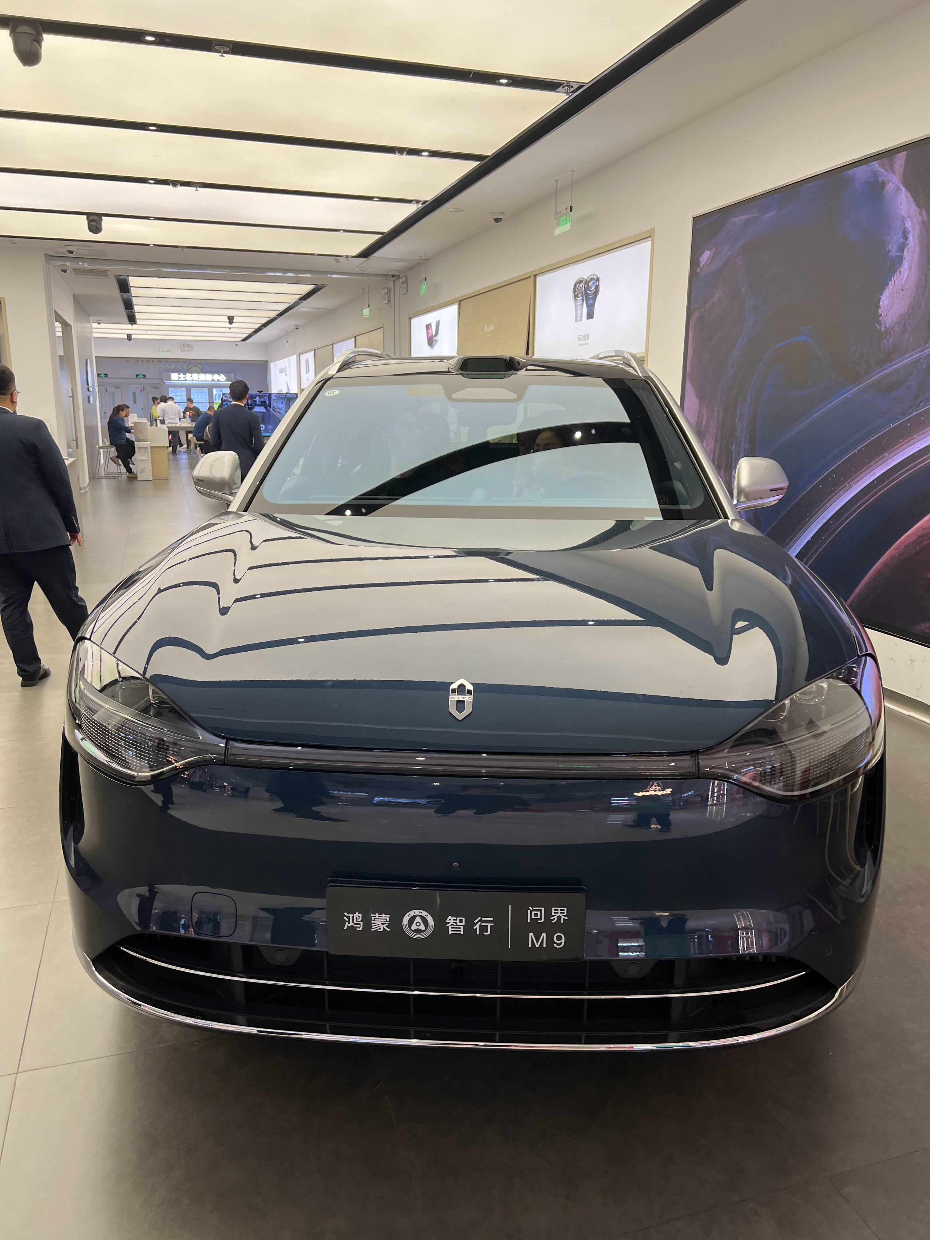 顺便去逛了一下华为店,体验了一下m9,感觉是真不错,价格也是真贵_汽车