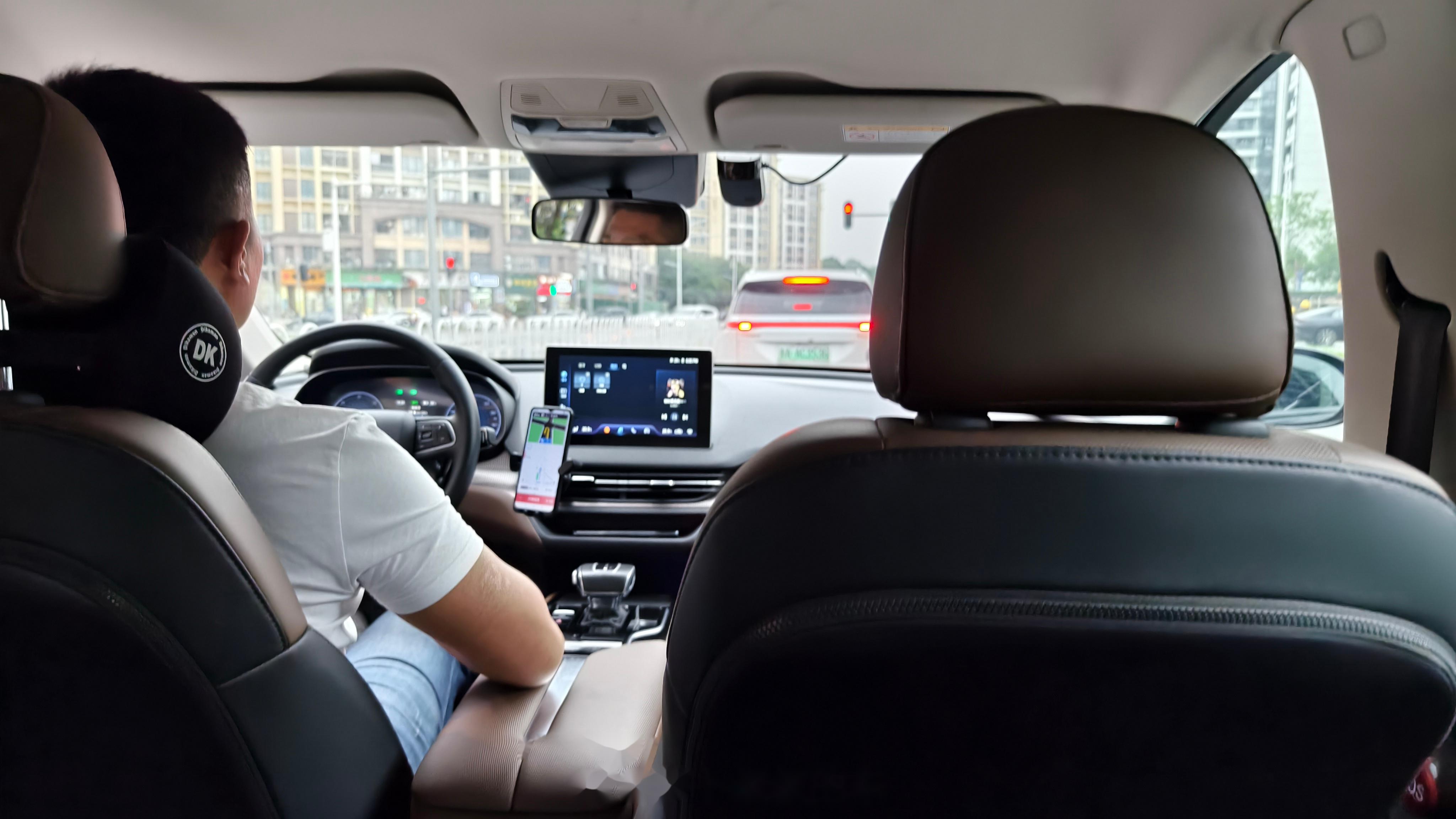 出差的日子就是电动滴滴,这款红旗e