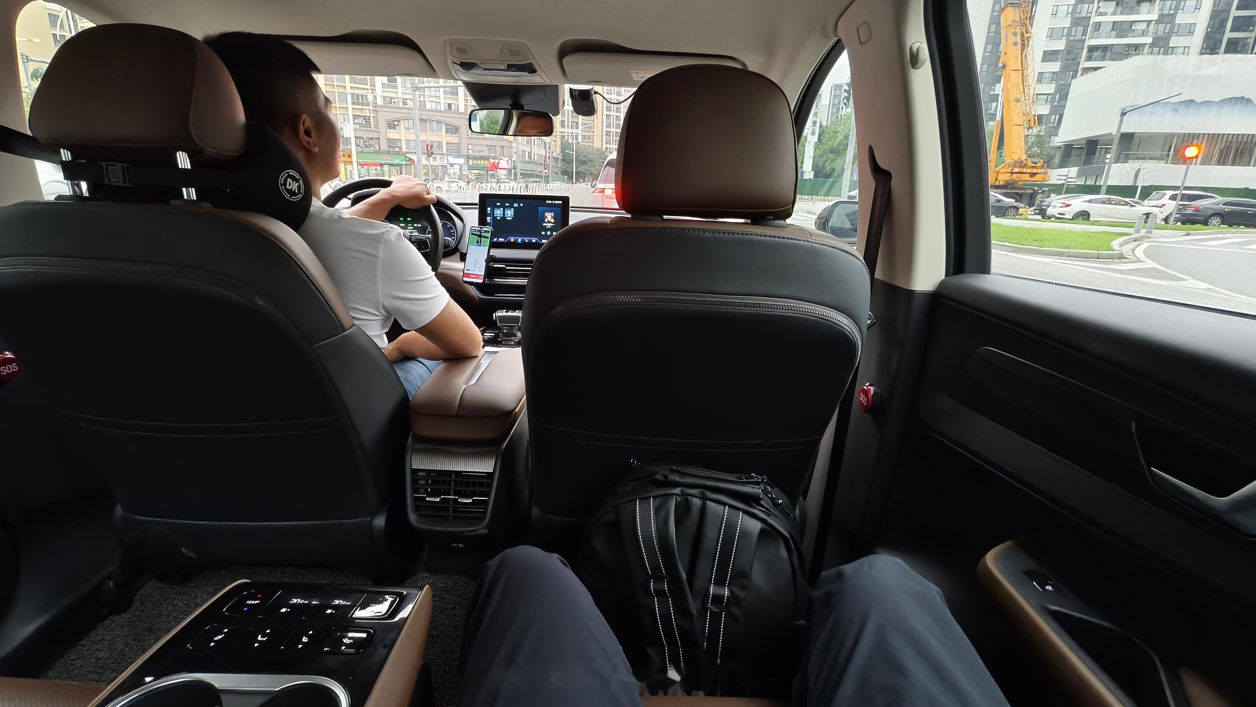 出差的日子就是电动滴滴,这款红旗e