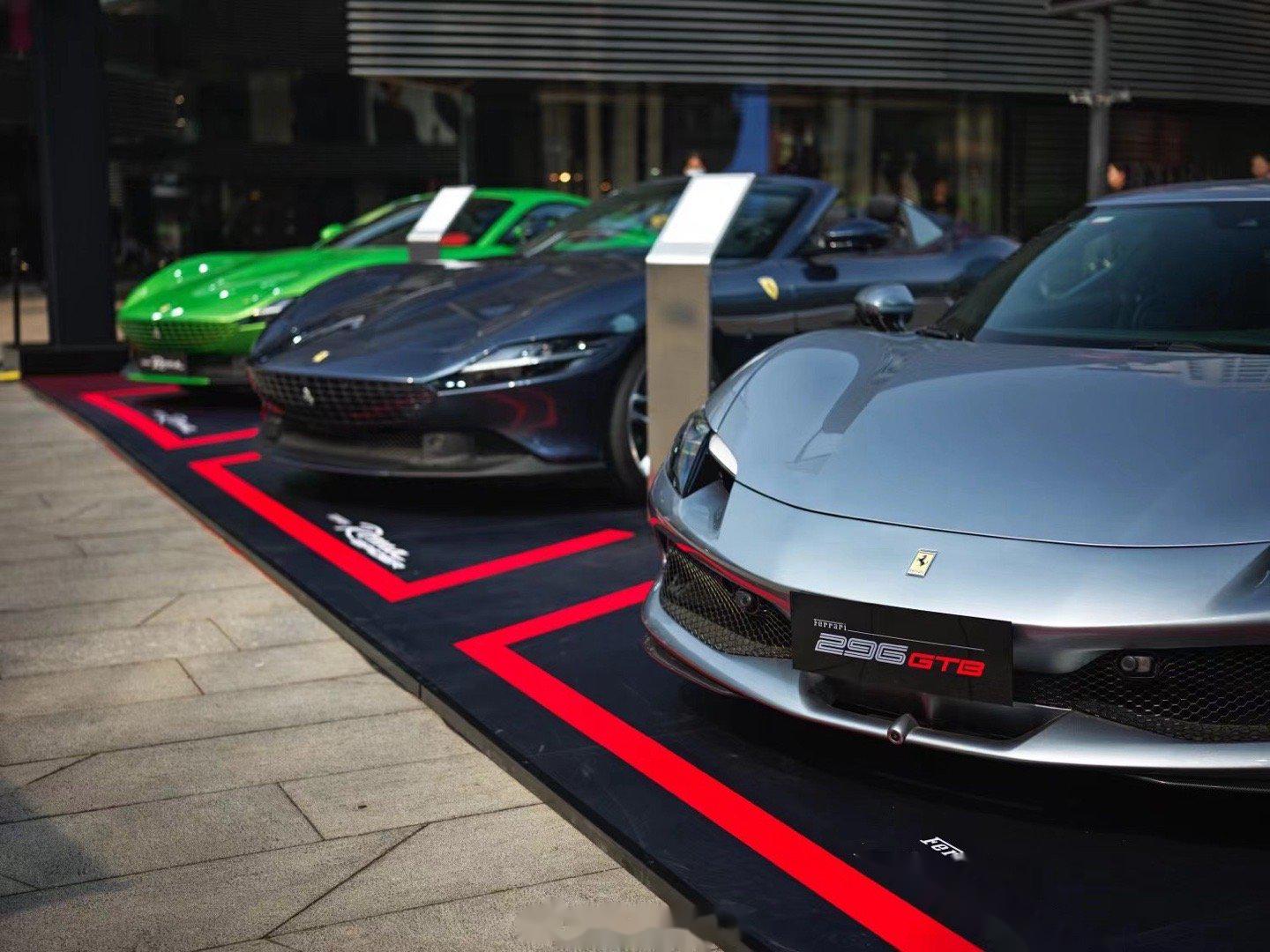 北京法拉利认证二手车大展销,在华贸中心广场,这台罗马的配色也是绝了